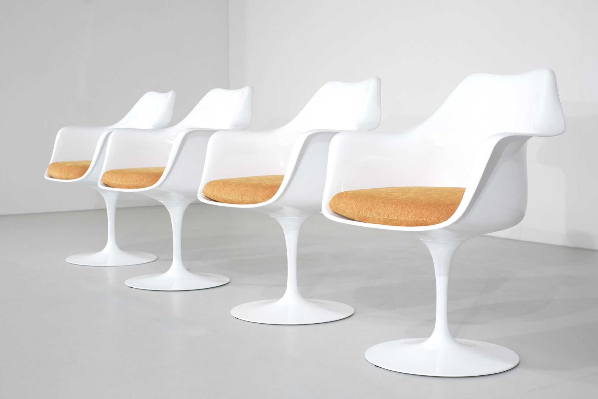Set of 4 Tulip armchairs by Eero Saarinen for Knoll International - 1960s