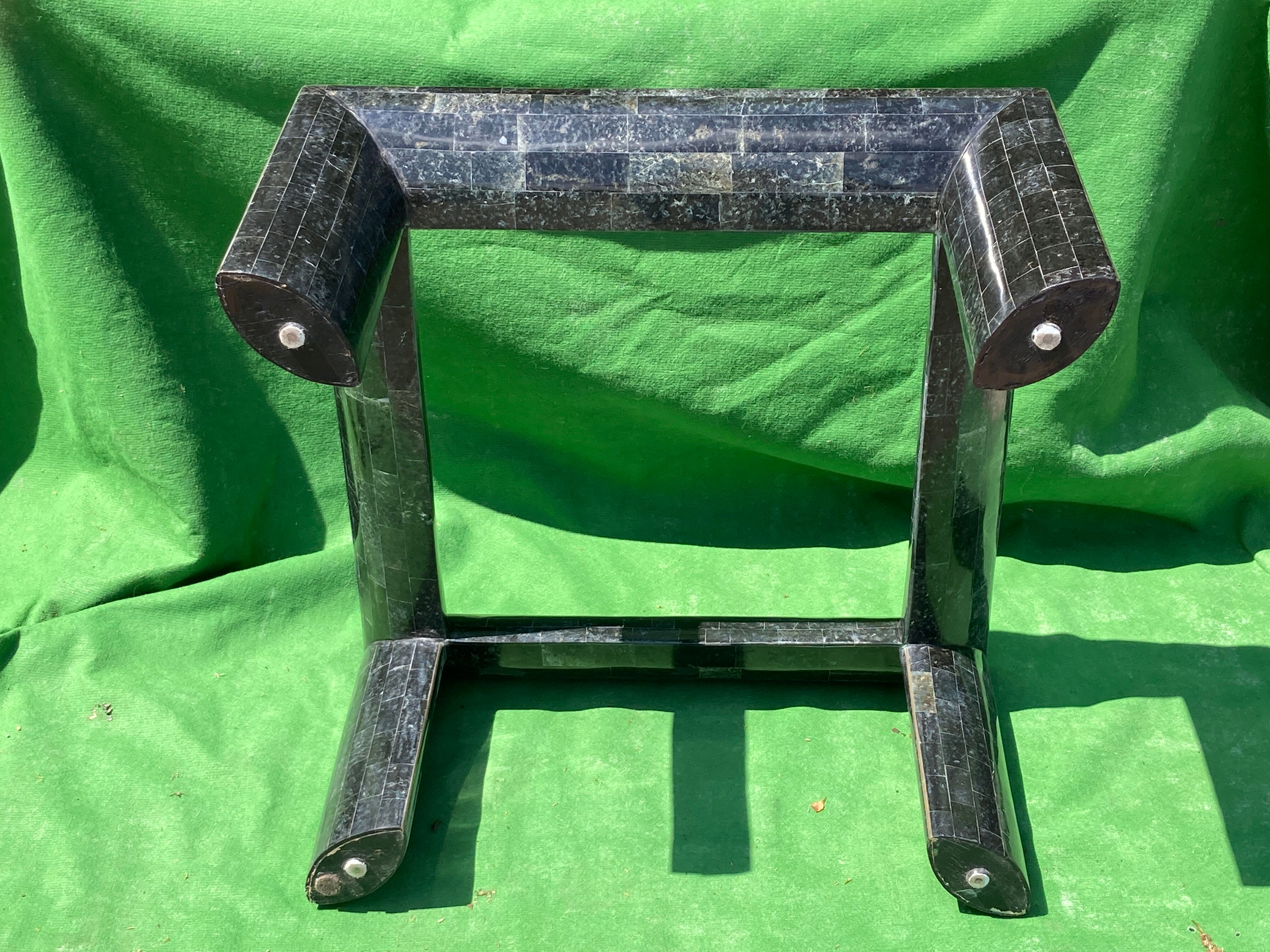 Table basse en pierre noire tesselated par Maitland Smith années 1970