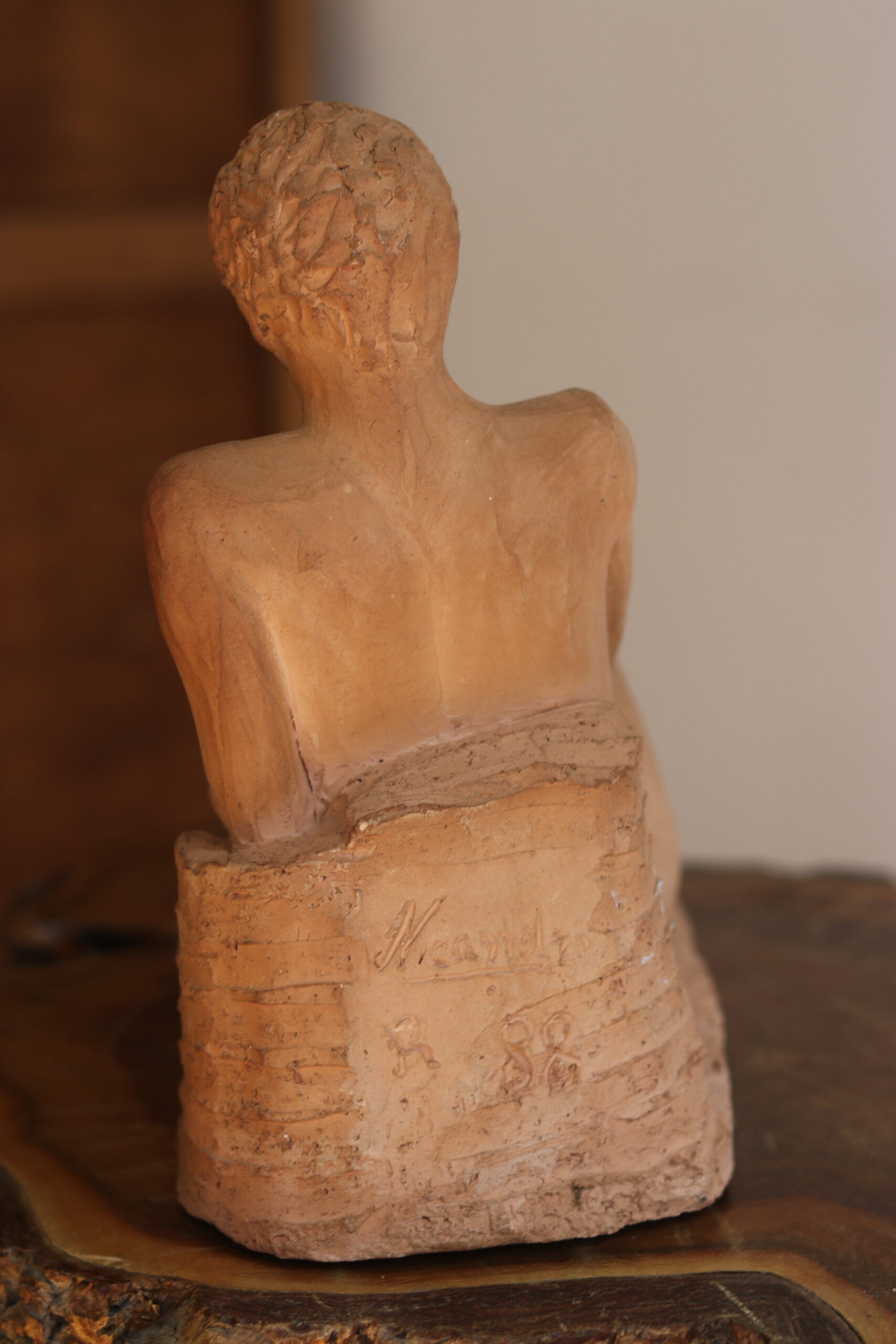 Terre cuite jeune homme nu allongé, 1988