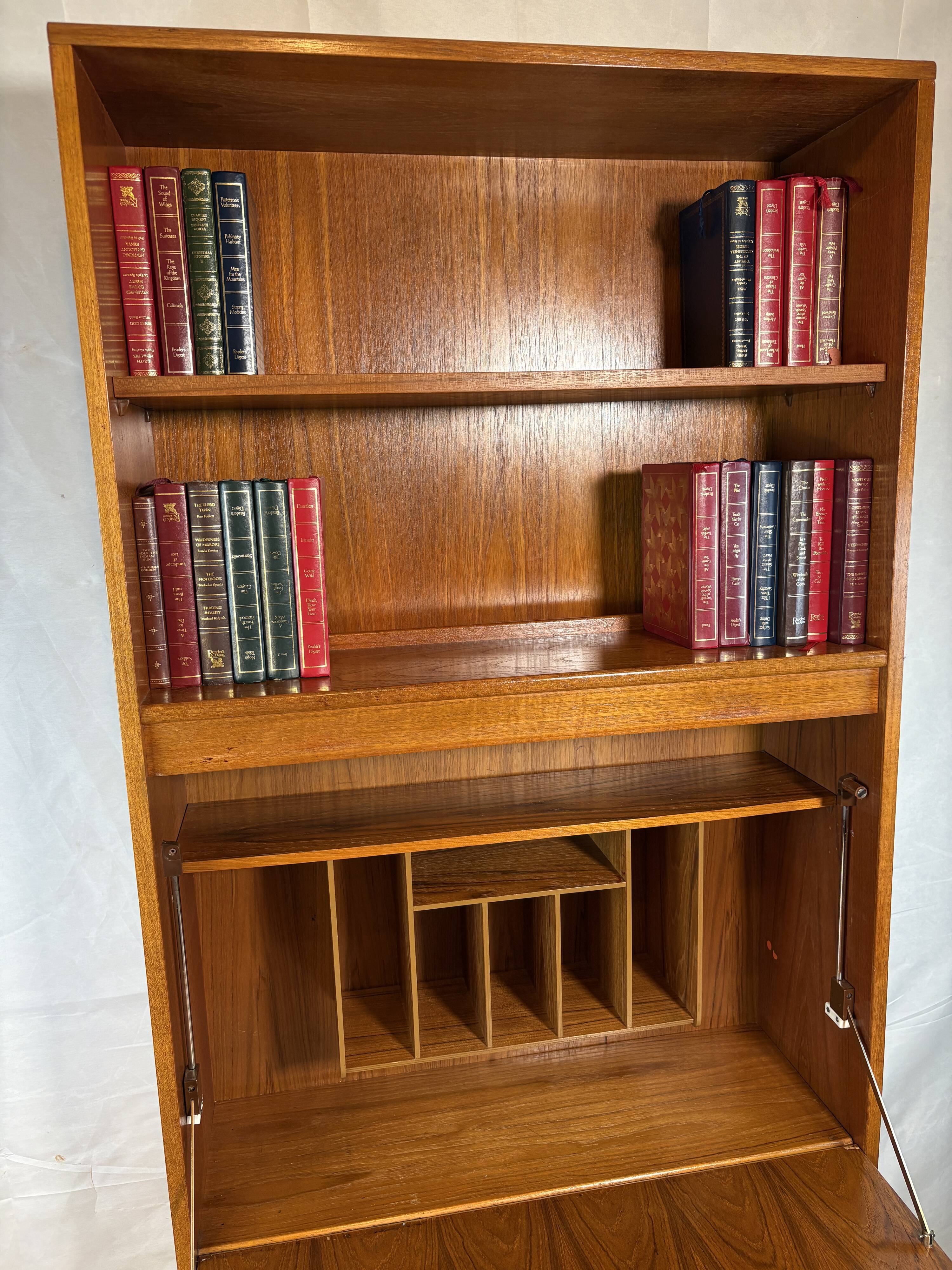 Bibliothèque haute en teck style rétro vintage milieu du siècle avec intérieur bureau par G-Plan