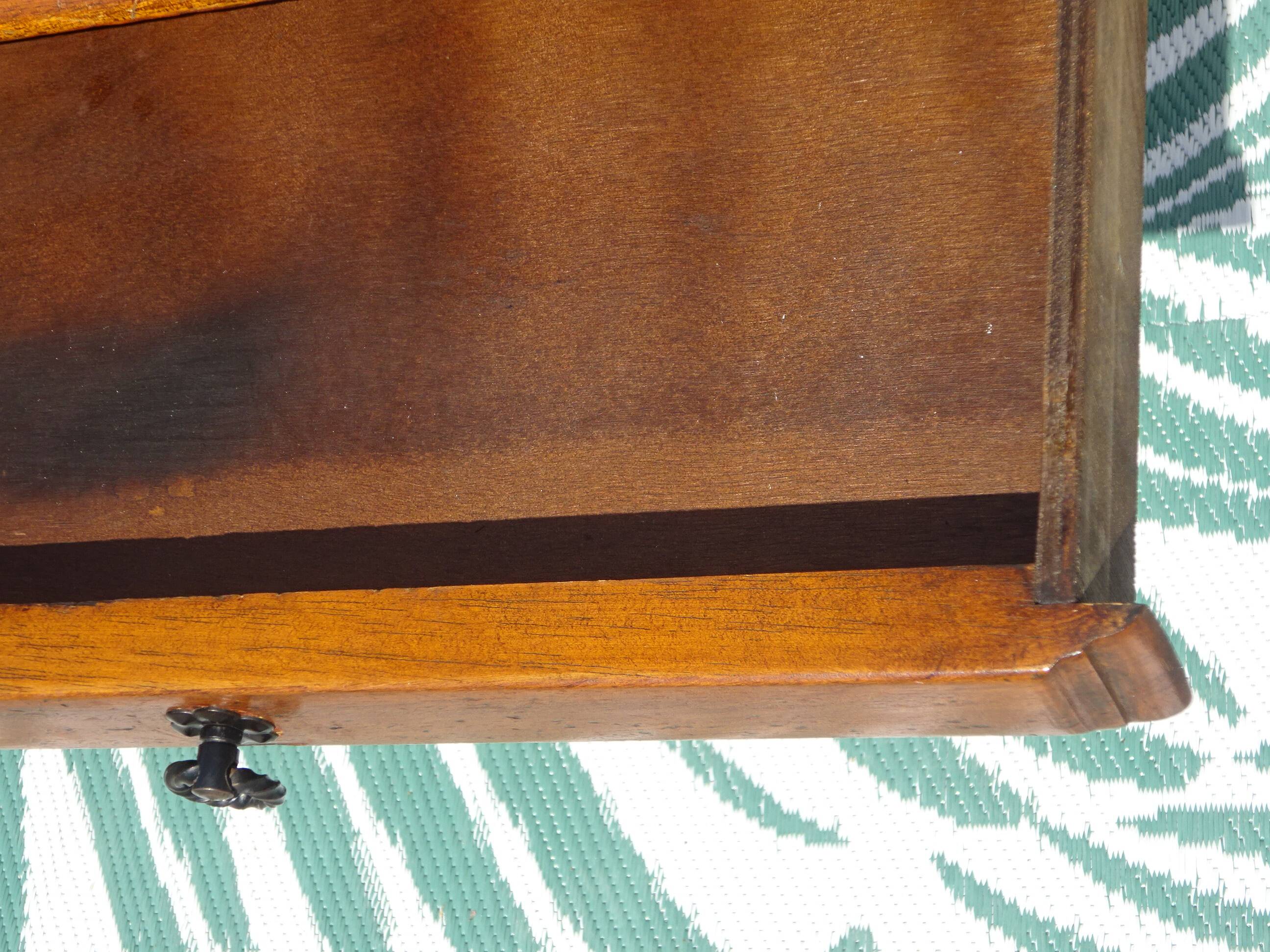 Petit bureau en bois de style Louis XV