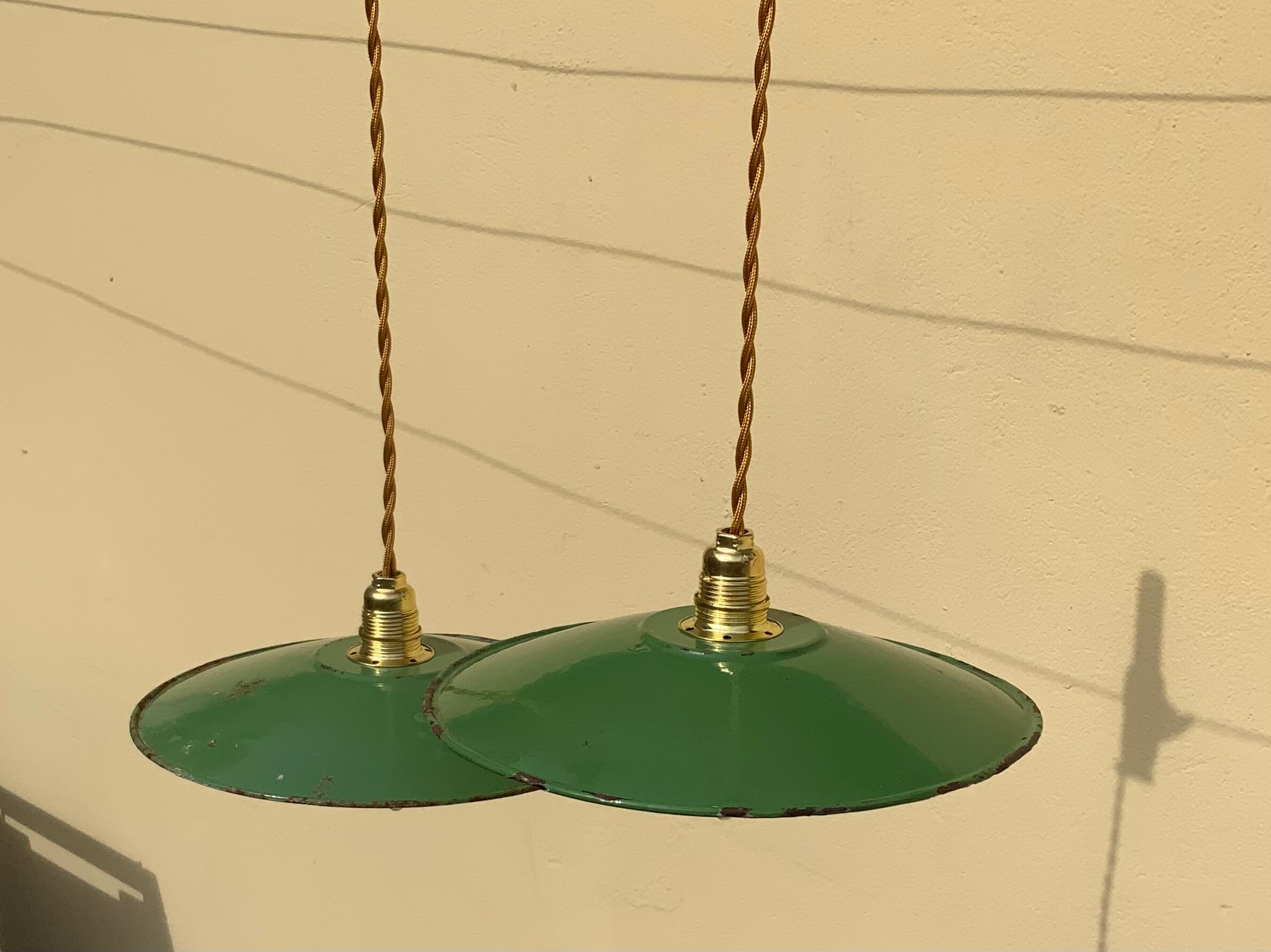 Pair of suspension in green and white enamelled sheet metal firm style indus braided golden threads