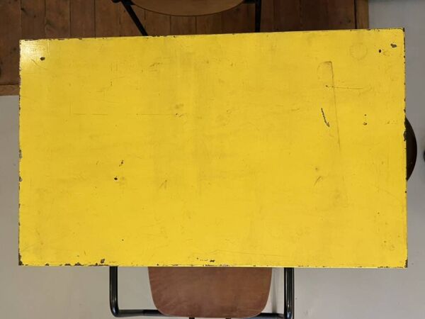 Table  dans le style de Tolix jaune métal patiné