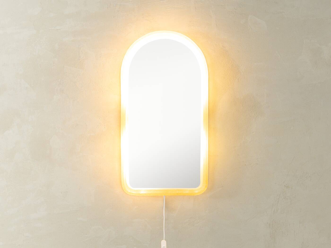 Magnifique miroir des années 1970. Monture en métal avec cadre en verre acrylique et rétroéclairage. Fabriqué en Allemagne.