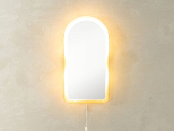 Magnifique miroir des années 1970. Monture en métal avec cadre en verre acrylique et rétroéclairage. Fabriqué en Allemagne.