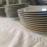 Service vaisselle blanc à  bordure dorée 36 pièces