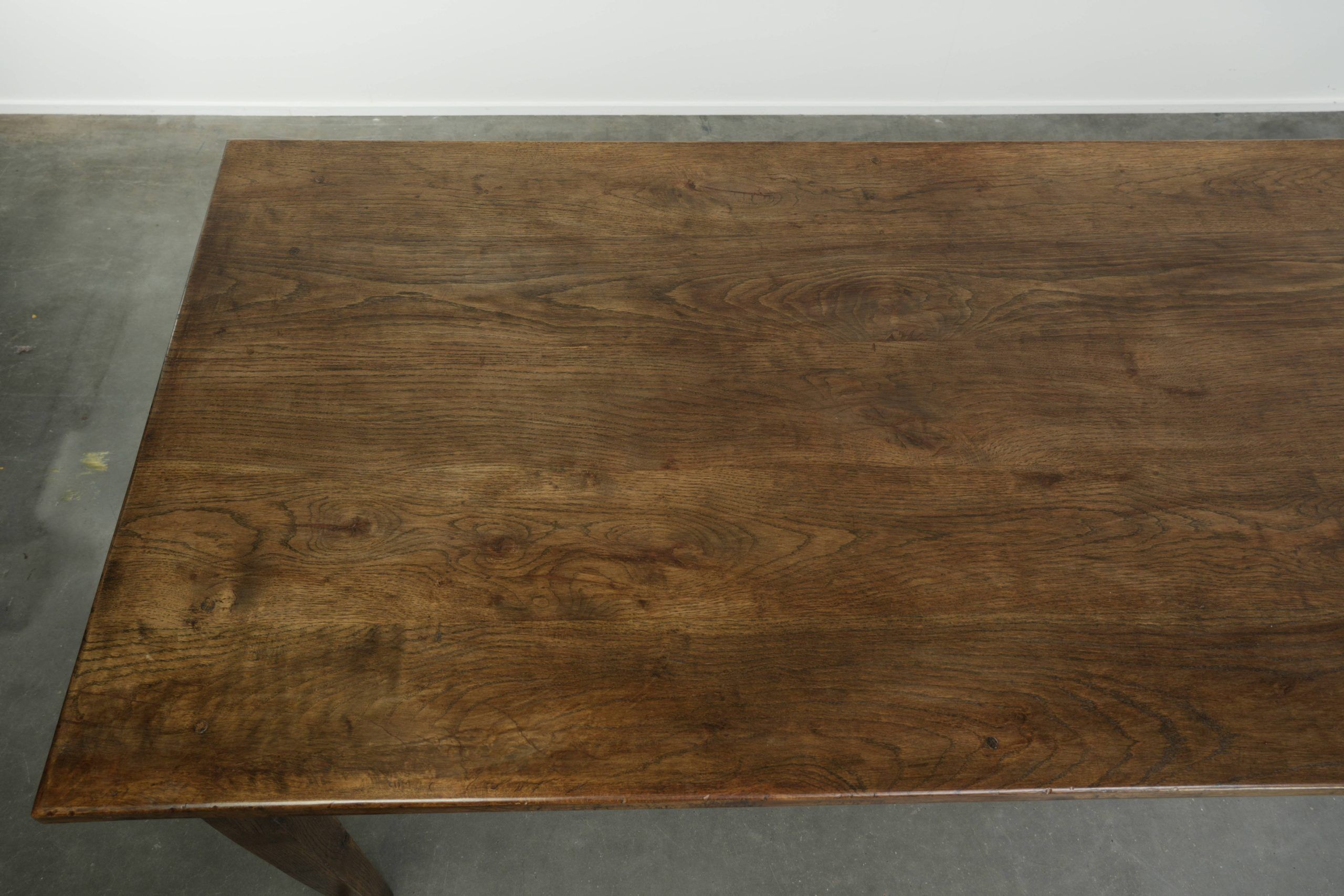 Table de ferme française du 19ème siècle en chêne avec 2 tiroirs.