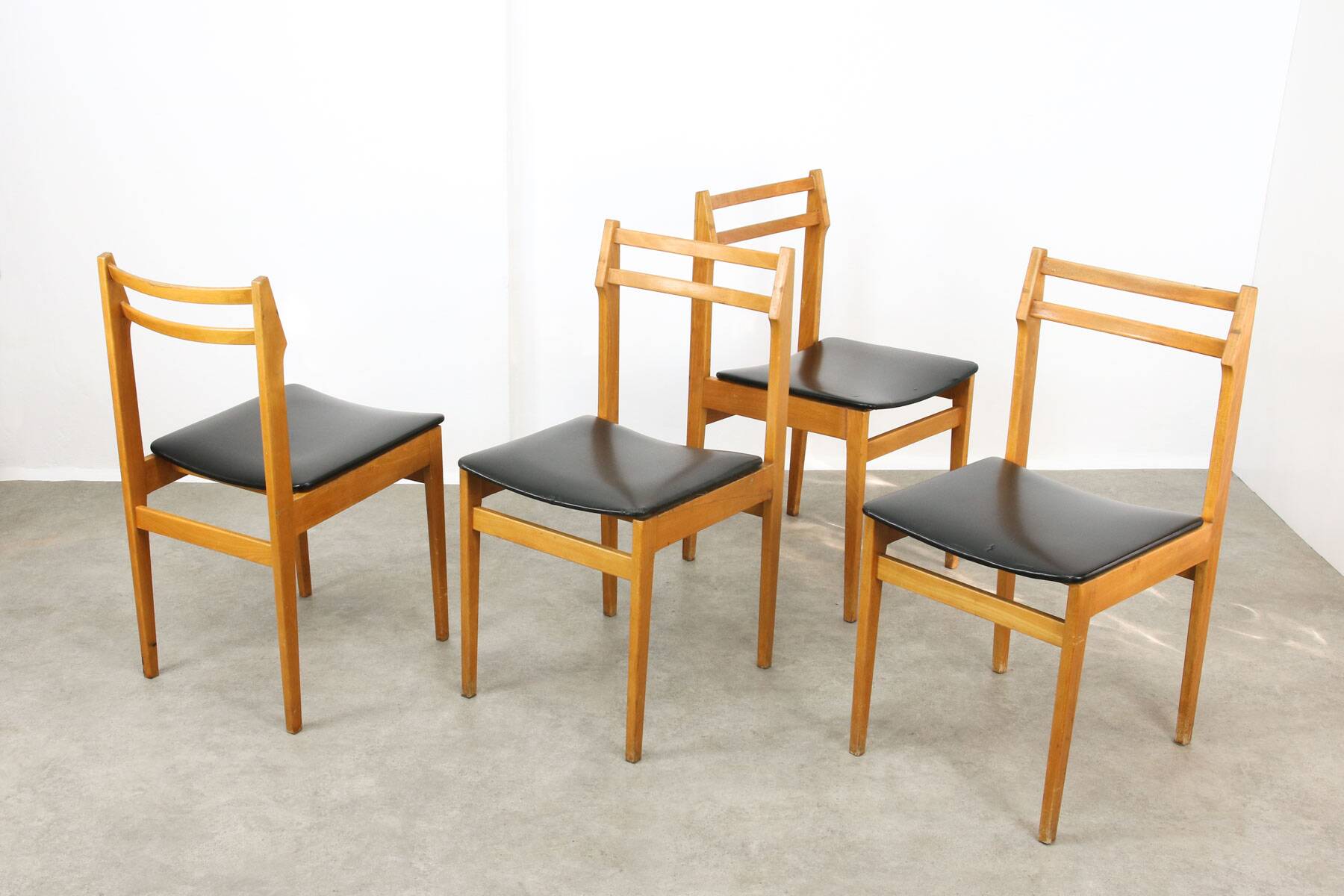 Vintage Chairs in style of Gio Ponti, 1970, set of 4