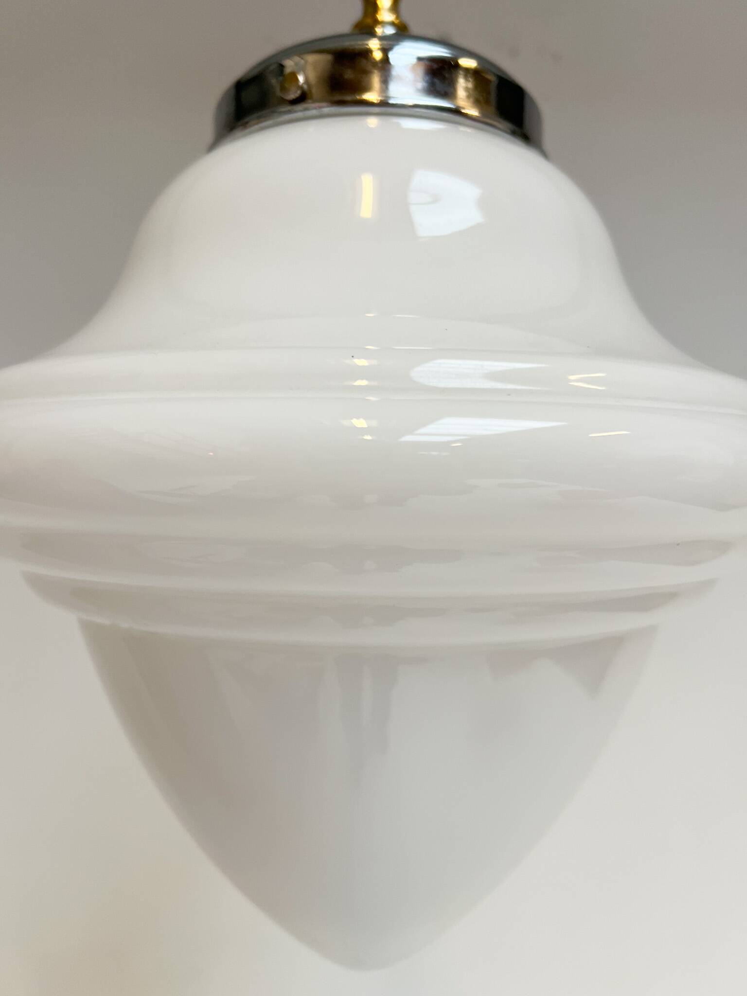 Suspension Art Déco en verre opalin, années 1960