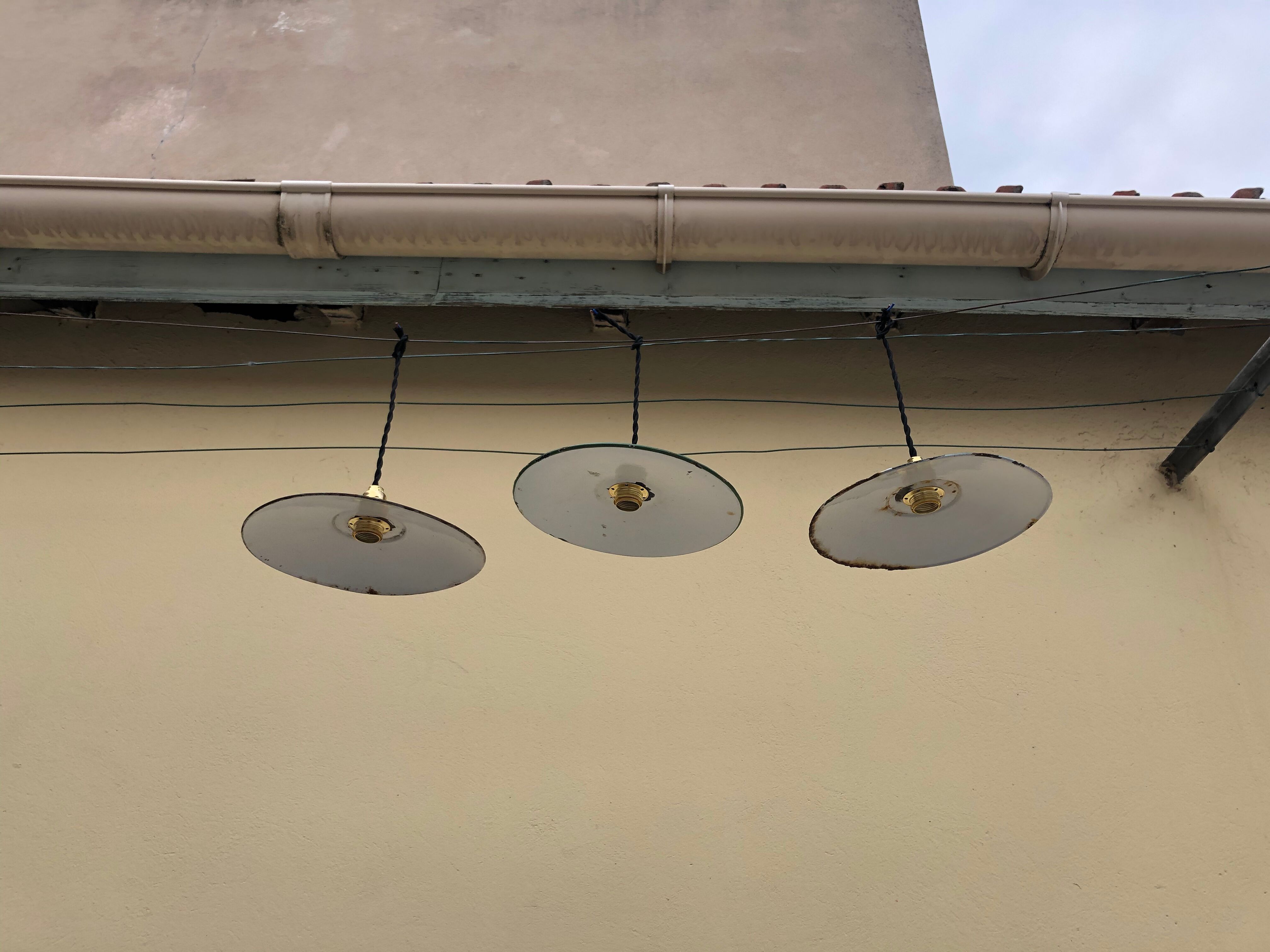 Trio in white green enamelled sheet hanging lamps