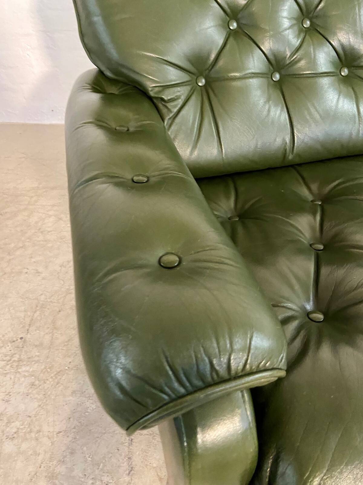 Vintage retro Danish 2 person olive green buttoned leather sofa 1970s