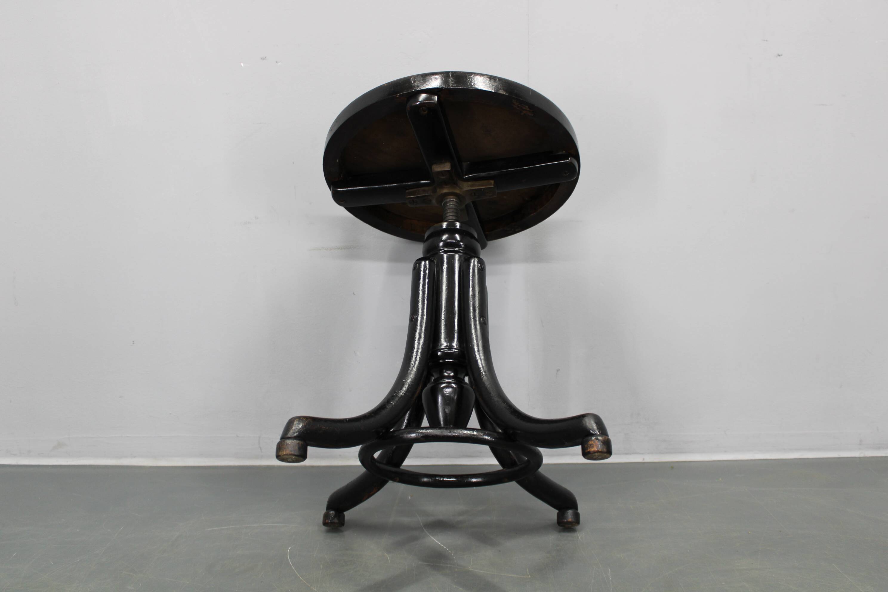 Thonet adjustable bentwood piano stool in black ebony finish, Czechoslovakia 1930s