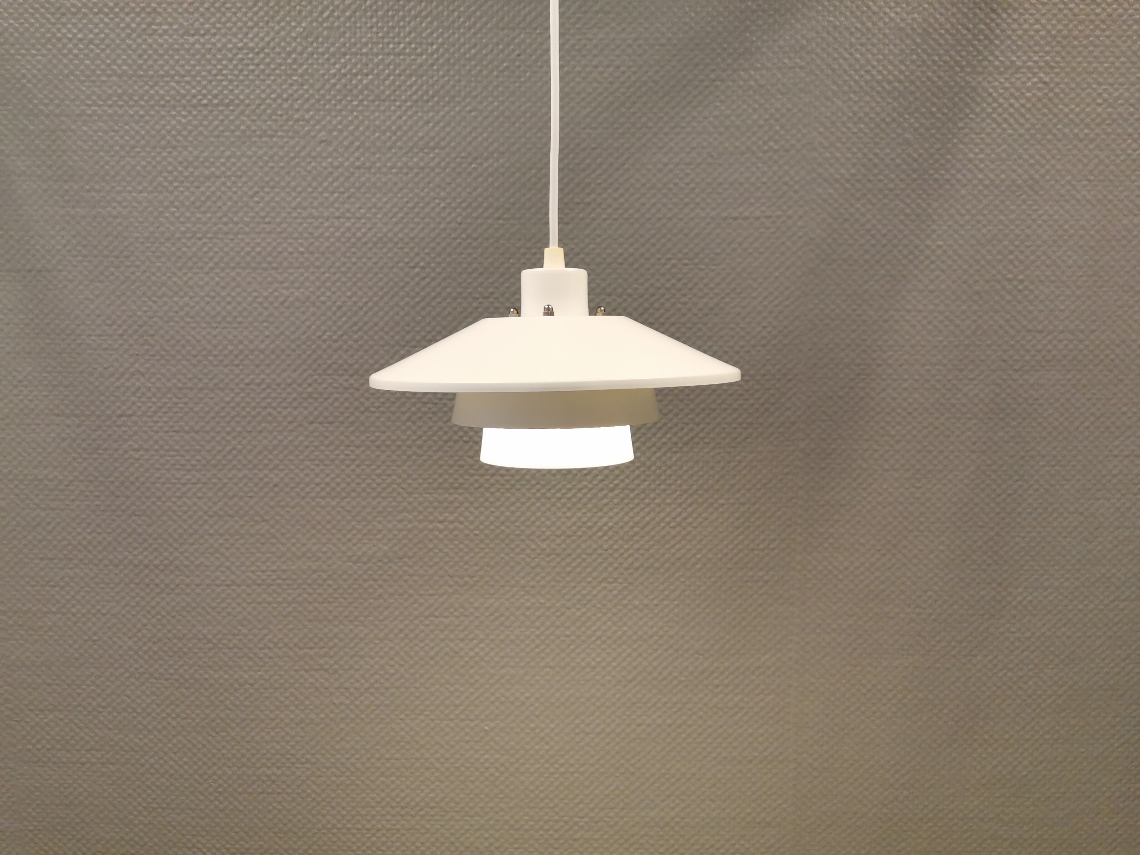 Small hanging lamp in a beautiful white color, produced by Super-Light Denmark.