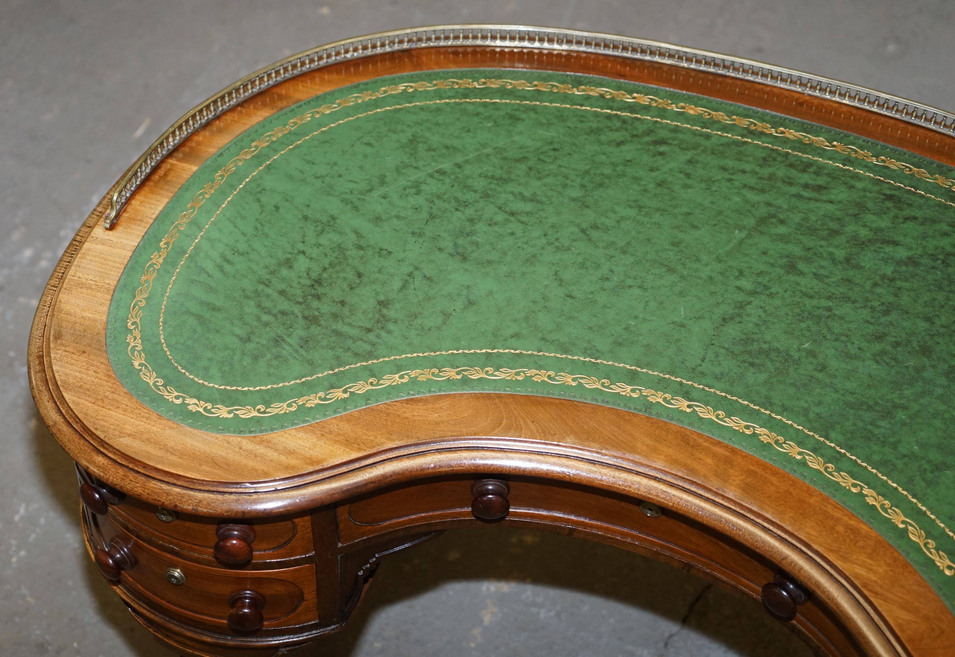 Bureau Kidney de Campagne Militaire Regency de Gillow's of Lancaster avec Galerie en Laiton