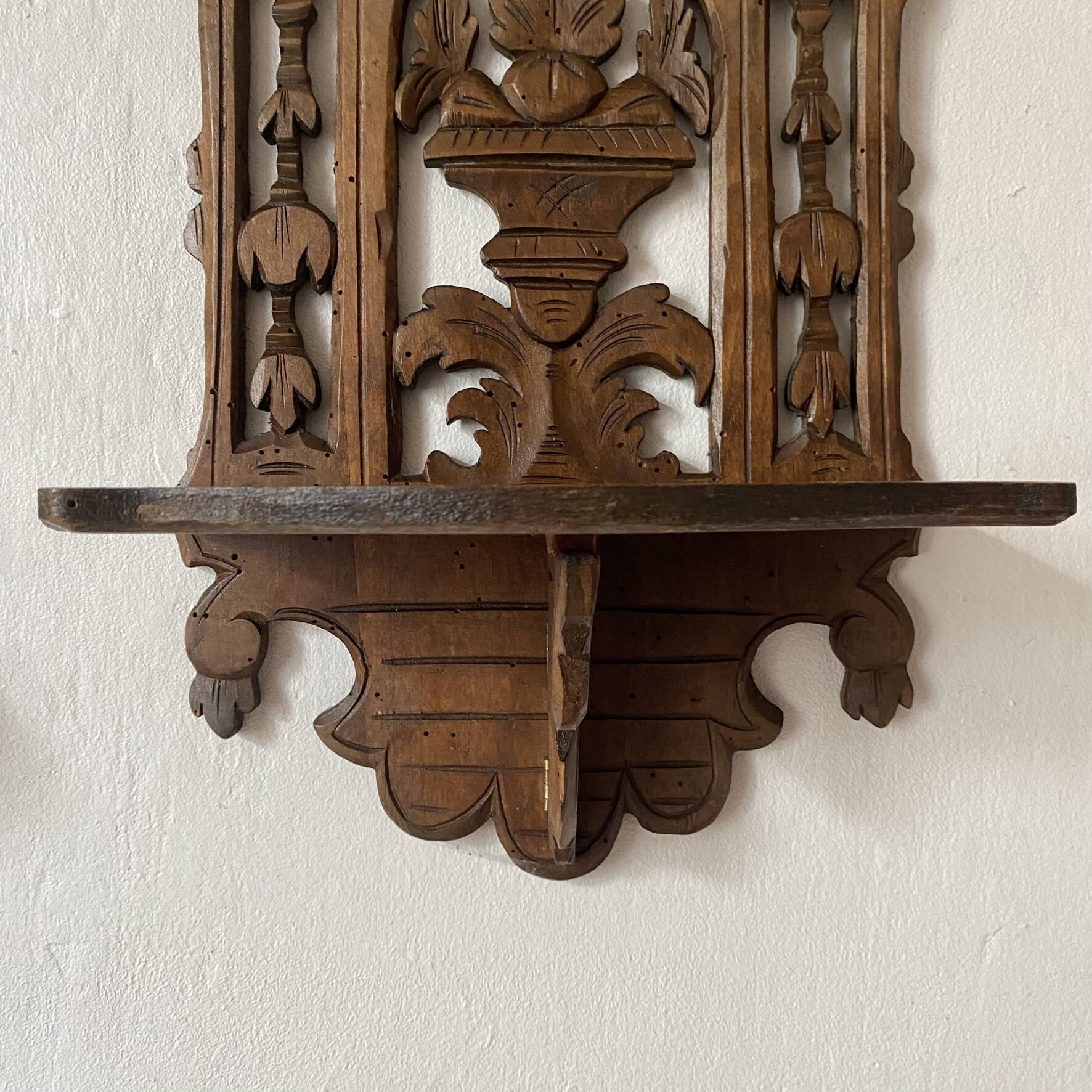 Etagère murale ancienne en bois ajouré , XIXe