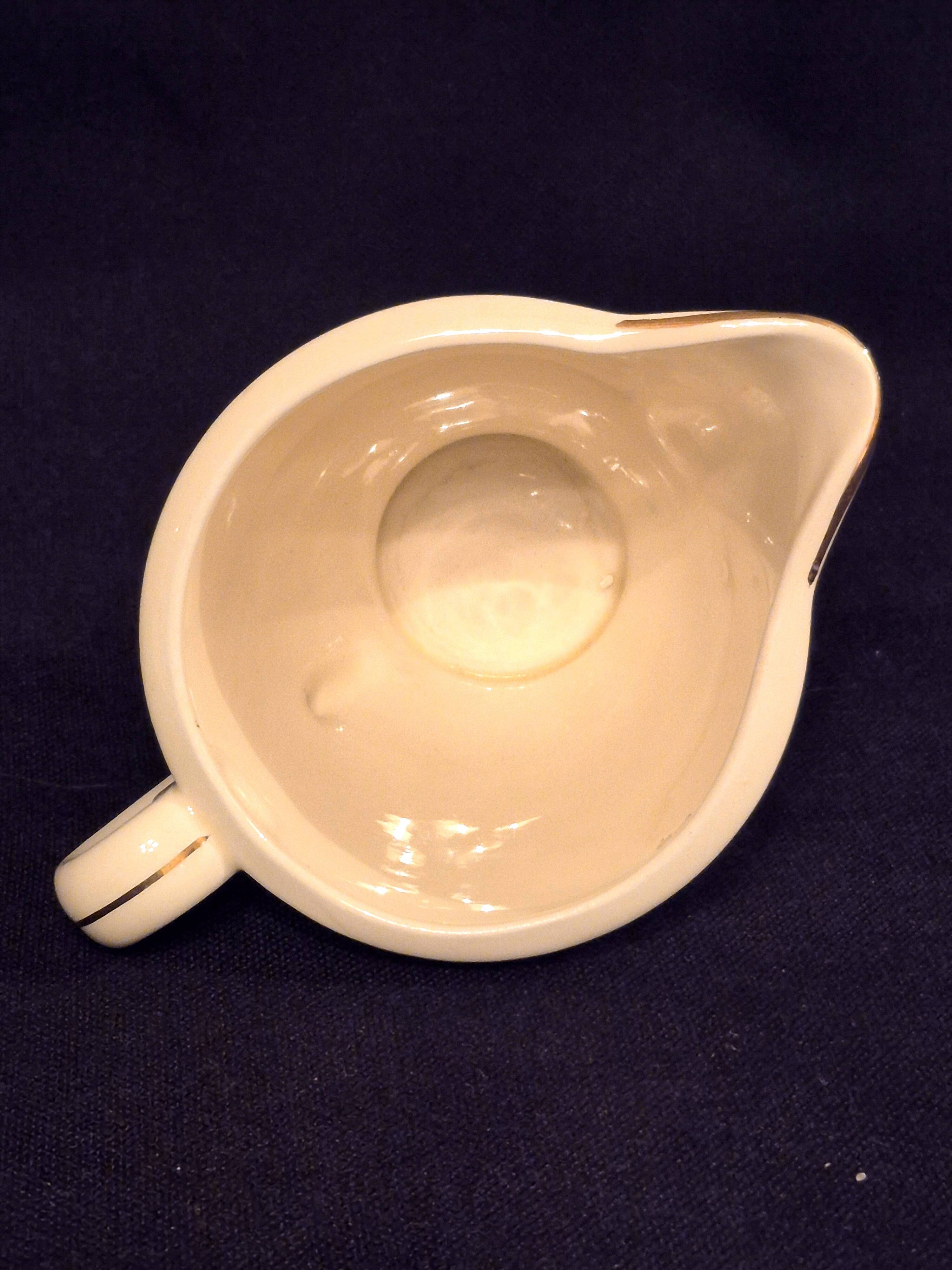 Antique milk jug in Gien earthenware, Valence model A040.