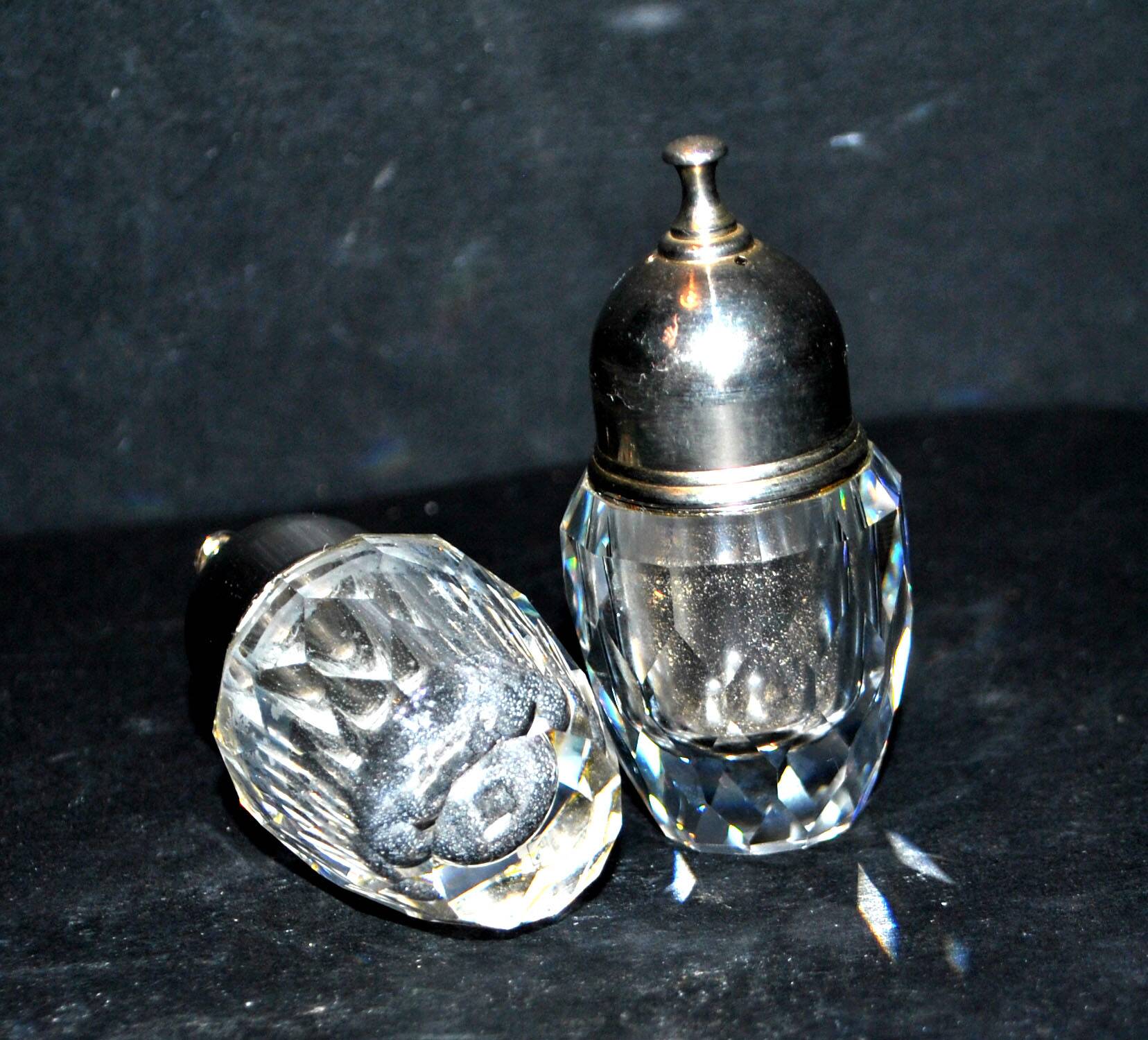 Lot of 2 salt shakers in cut crystal from SWAROVSKI Salt Pepper vintage signed