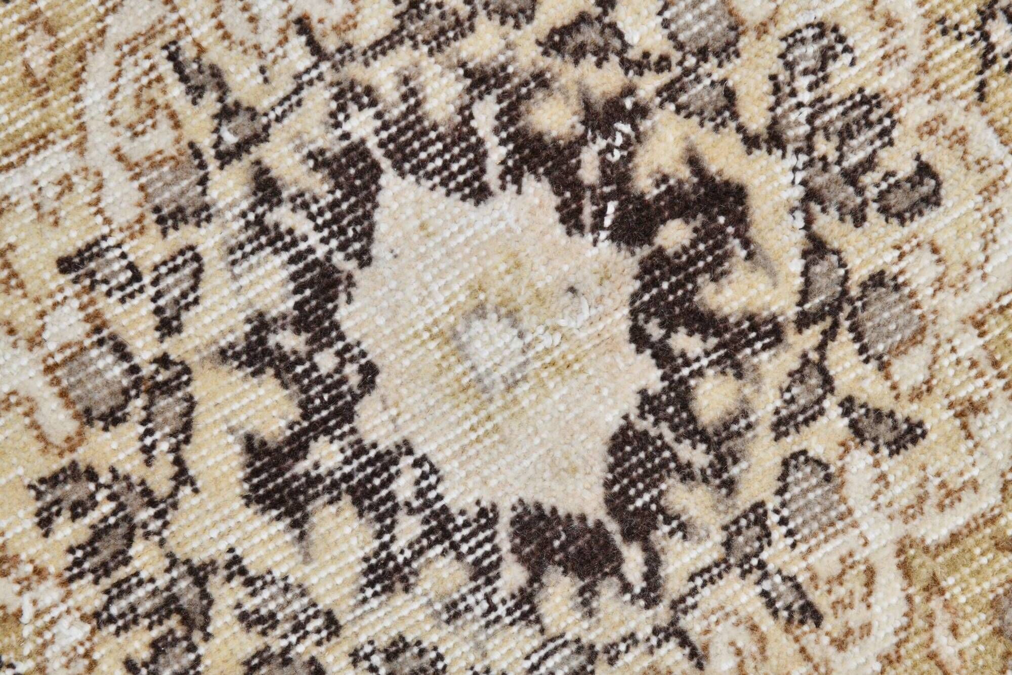 Vintage Turkish rug in beige and brown with floral medallion, 192 × 294 cm