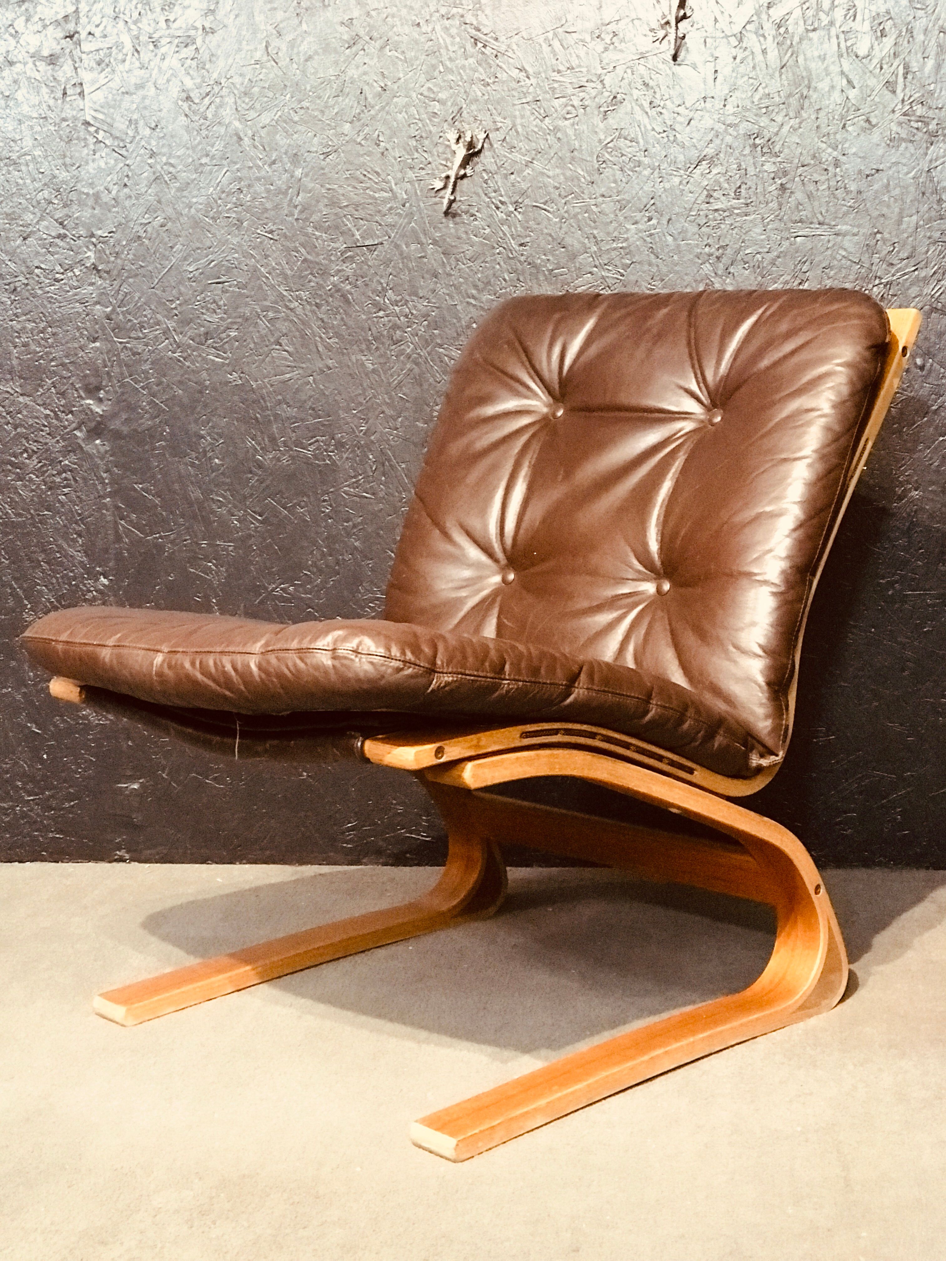 Chauffeuse Siesta de Rykken and Co.Fabriquée dans les années 60 en teck en Norvège. Modèle Kengu
