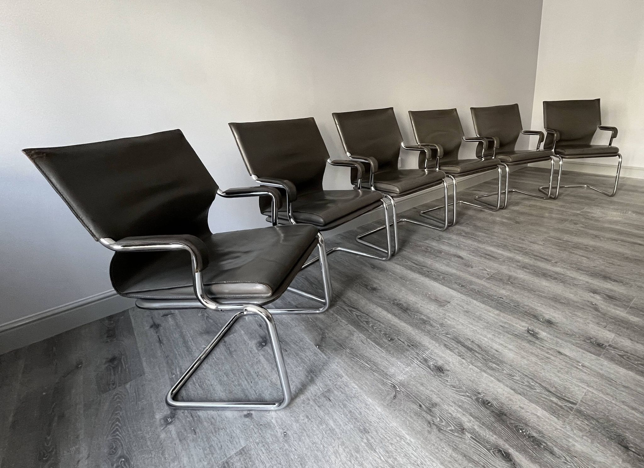 Set of 6 Uno chairs in grey leather on tubular chrome cantilevered frames