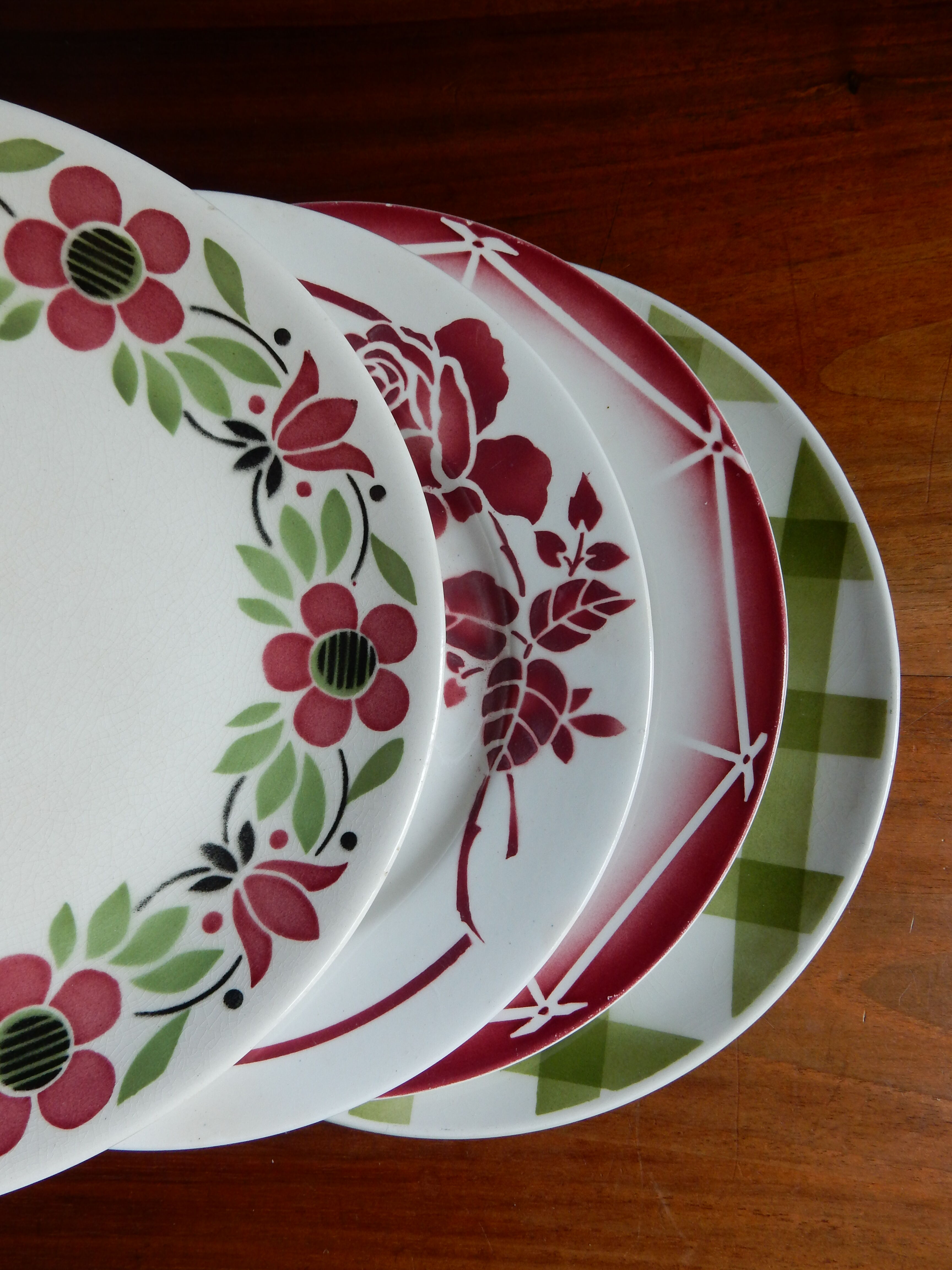 4 flat plates mismatched green and red