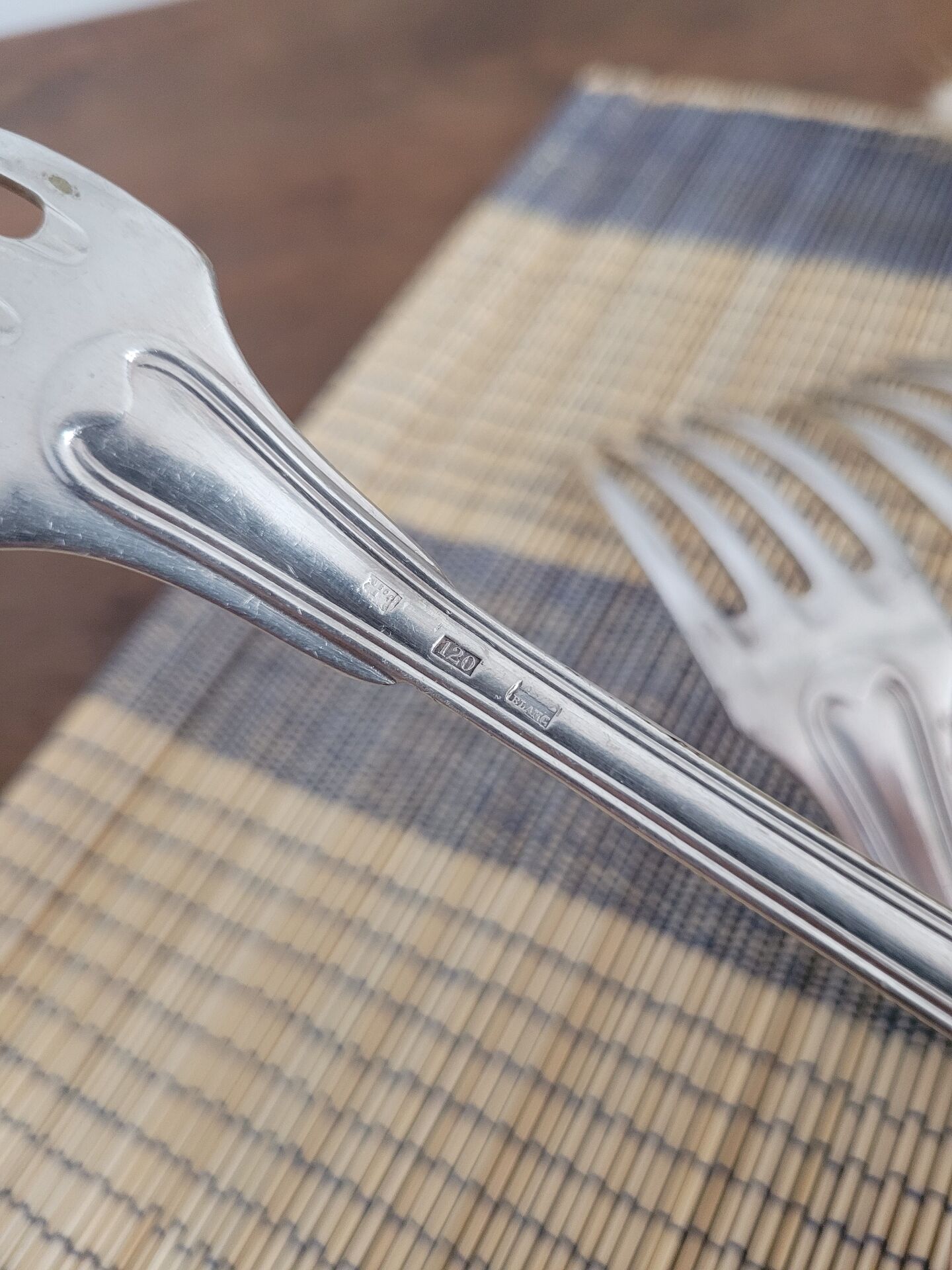 Set of 4 decorative forks with a rim