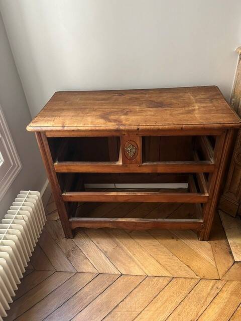 Rustic commode from the eighteenth century.
