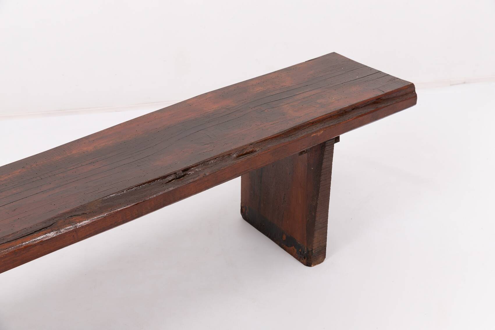 Banquette en bois massif vernis, milieu du XXe siècle
