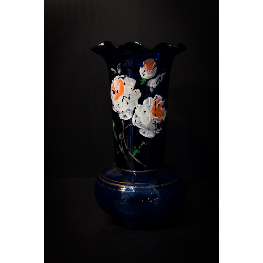 Vase ancien en verre bleu peint à la main.