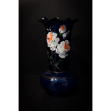 Vase ancien en verre bleu peint à la main.