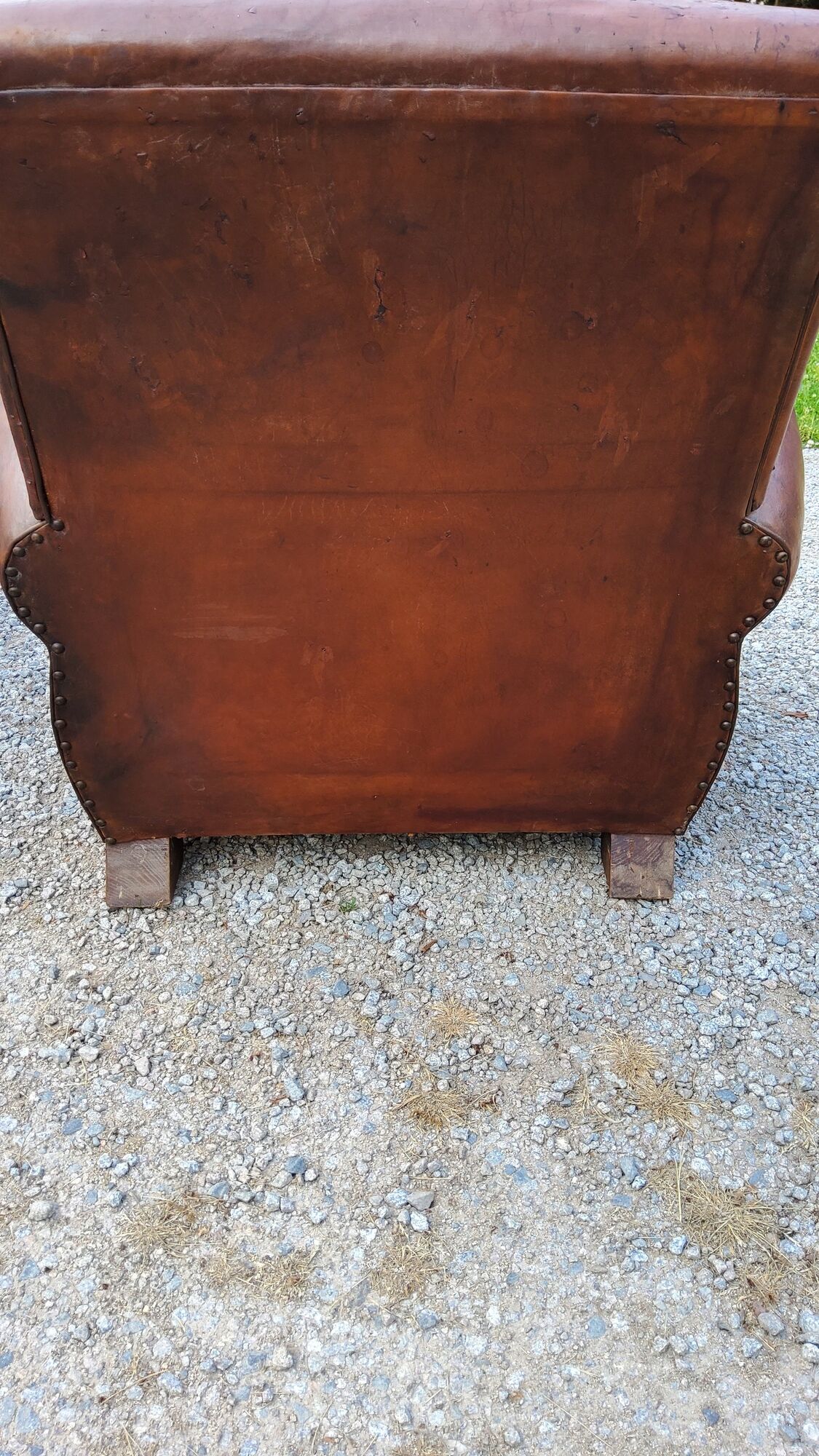 Paire de fauteuils club en cuir brun des années 30
