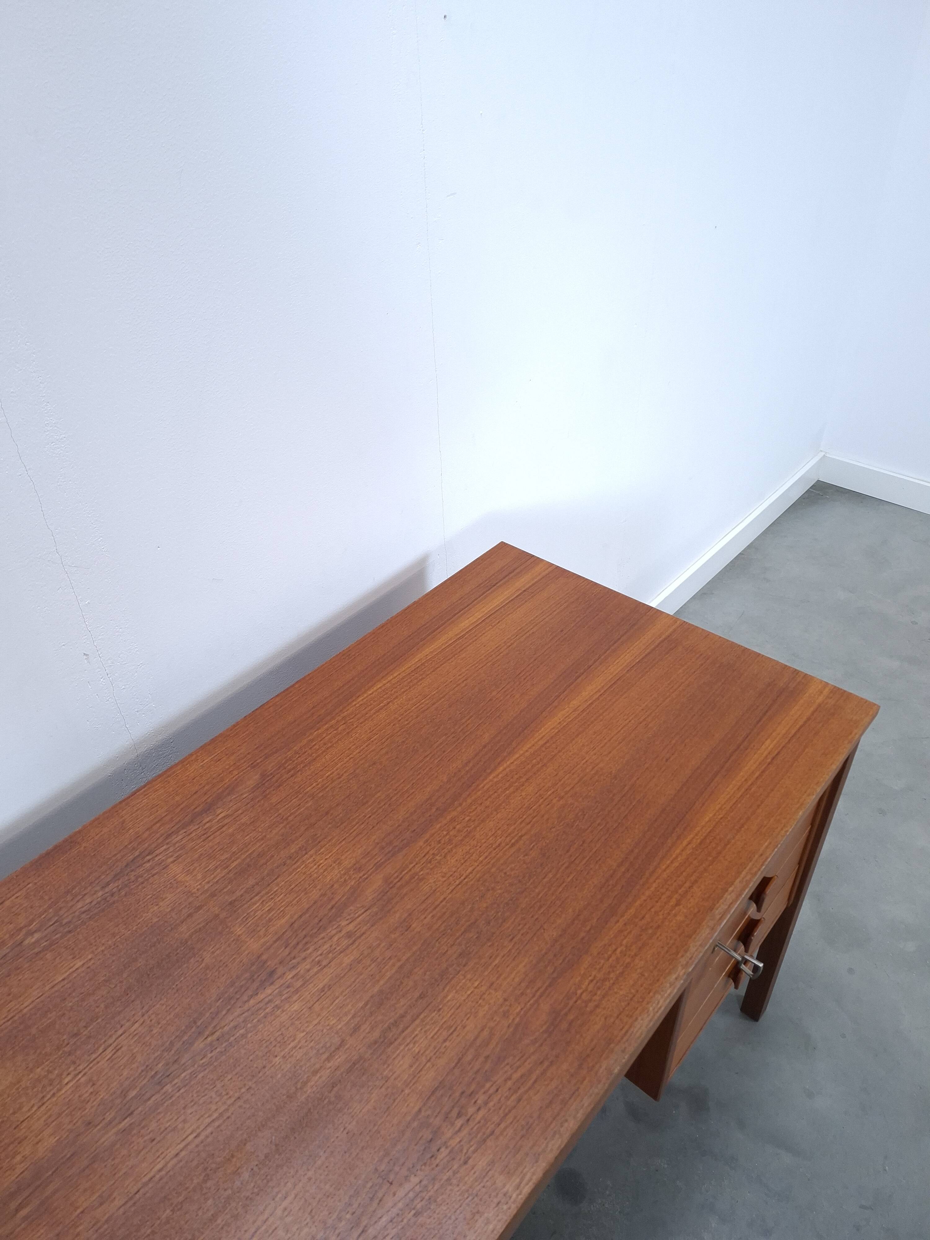 Teak vrijstaand bureau met lade uit Denemarken