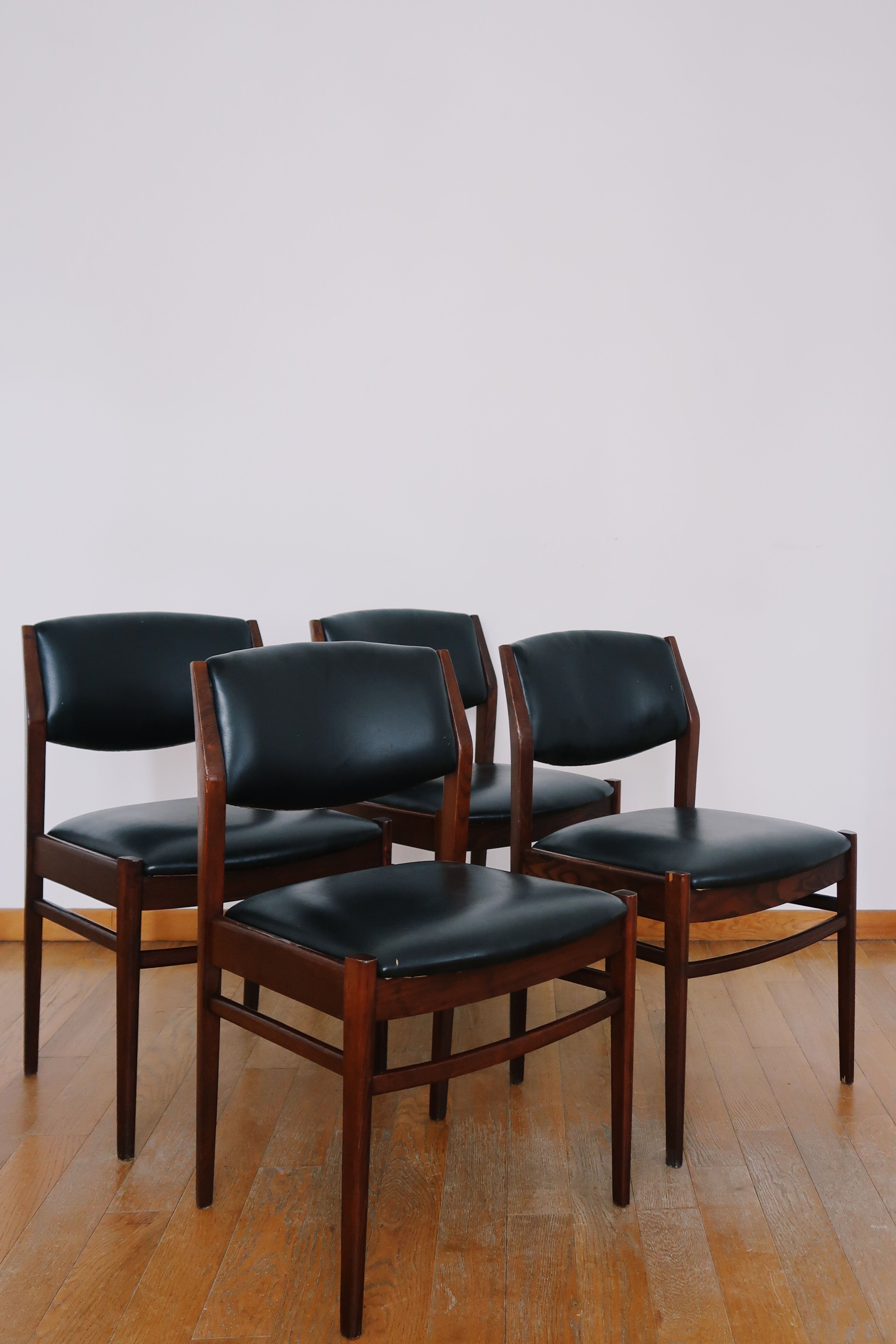 4 Scandinavian chairs skaï black