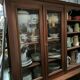 Bibliothèque en acajou de style néo Louis XVI vers 1960
