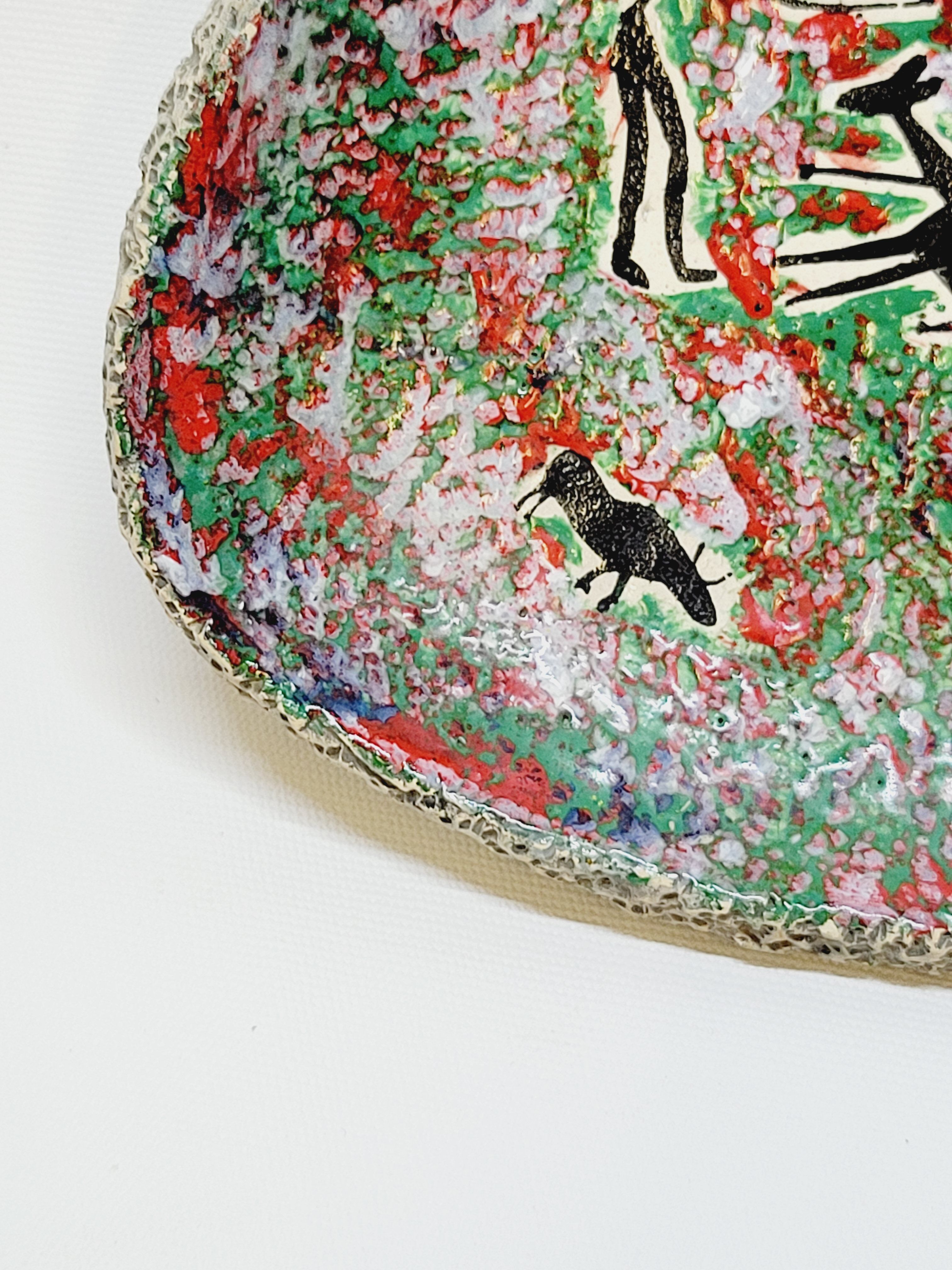 Decorative plate in glazed ceramic plaster? Prehistoric hunting décor