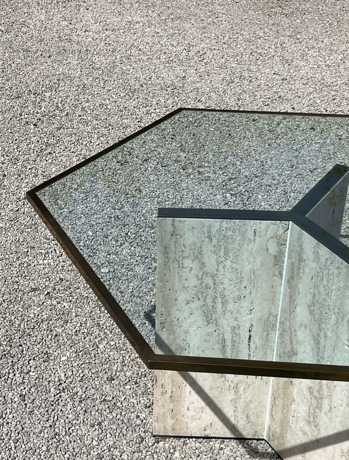 Dining table in travertine, glass top and brass (c.1980)