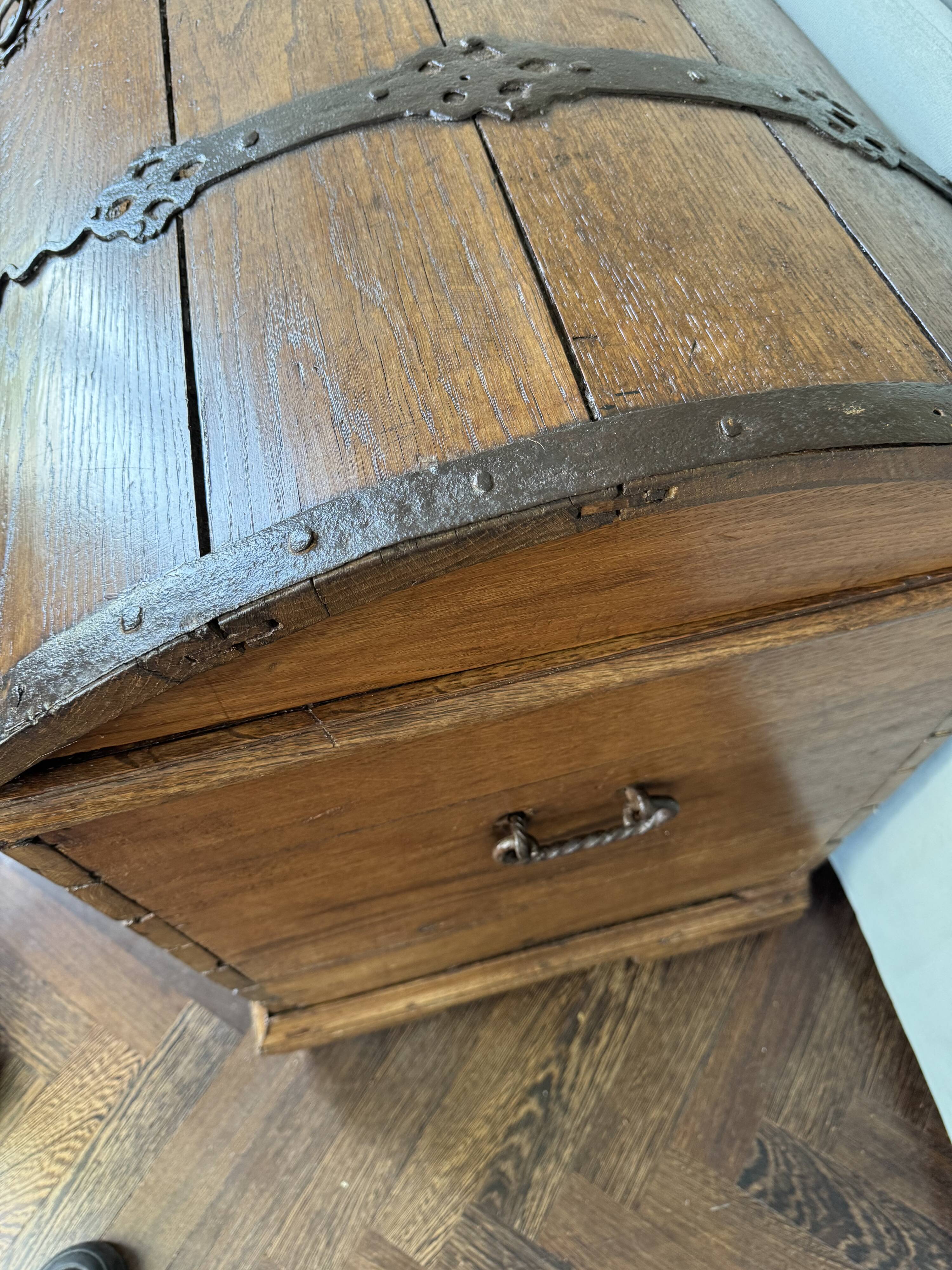Grand coffre de rangement antique en chêne