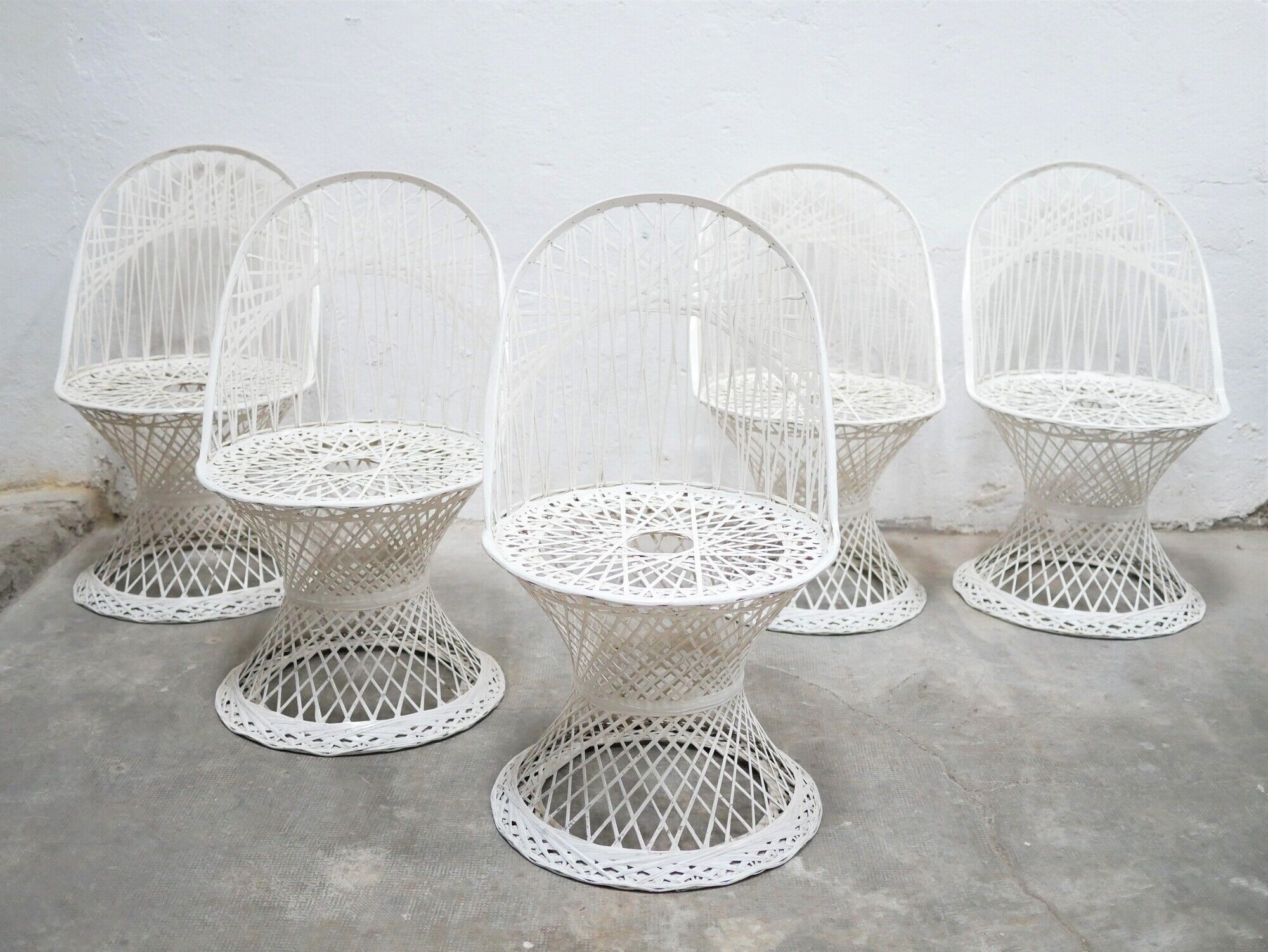 Garden table and 5 vintage fiberglass chairs by Russell Woodard