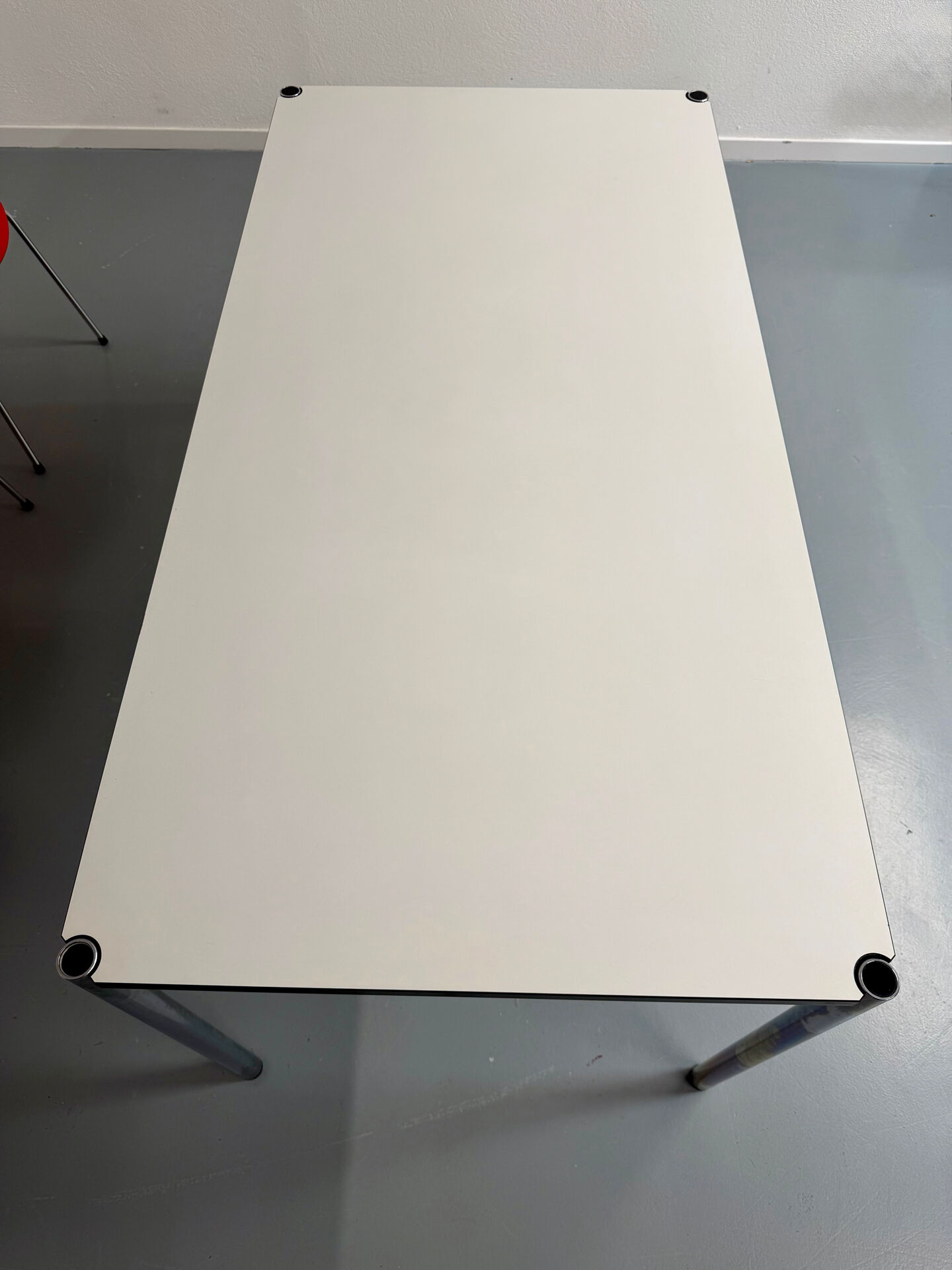 Bureau ou table design USM Haller plateau blanc structure métal