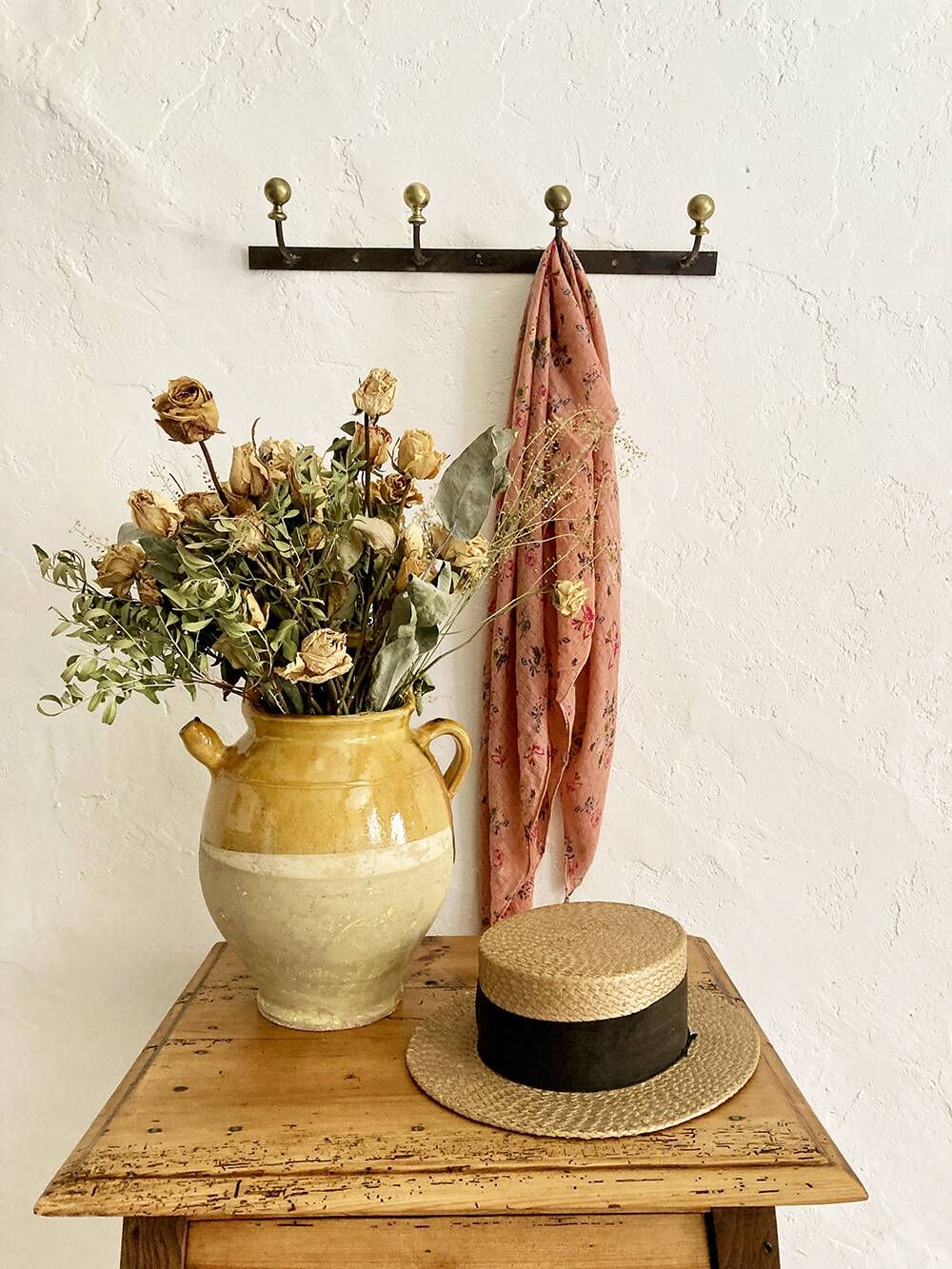 Wall-mounted coat rack with 4 hooks in metal and brass