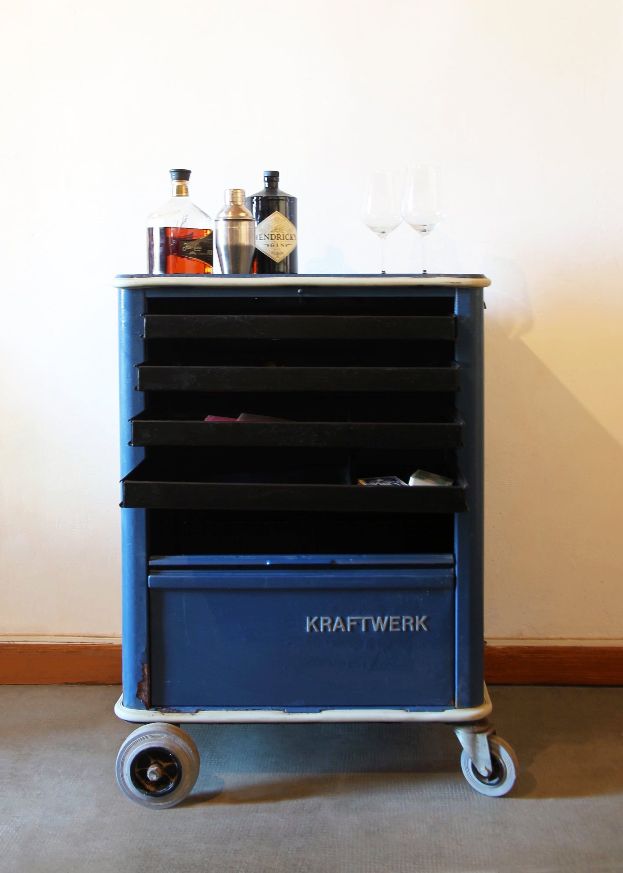 Servant / Industrial workshop bar