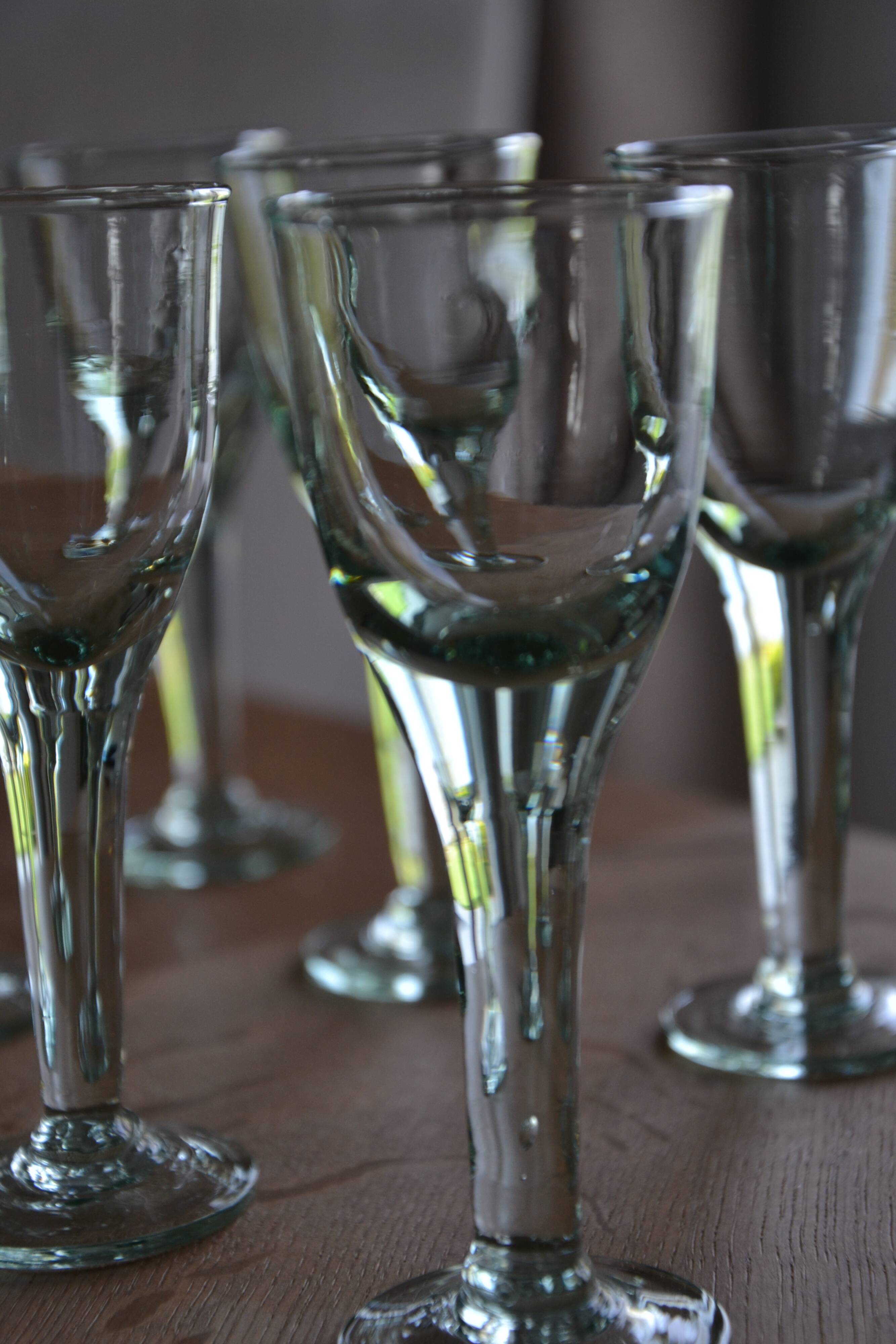 9 small stemmed sparkling glasses H 13 cm