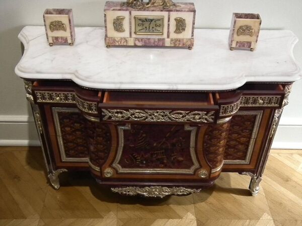 Un buffet style Louis XV avec marbre blanc, orné de bronze, cinq tiroirs