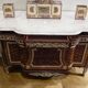 Un buffet style Louis XV avec marbre blanc, orné de bronze, cinq tiroirs
