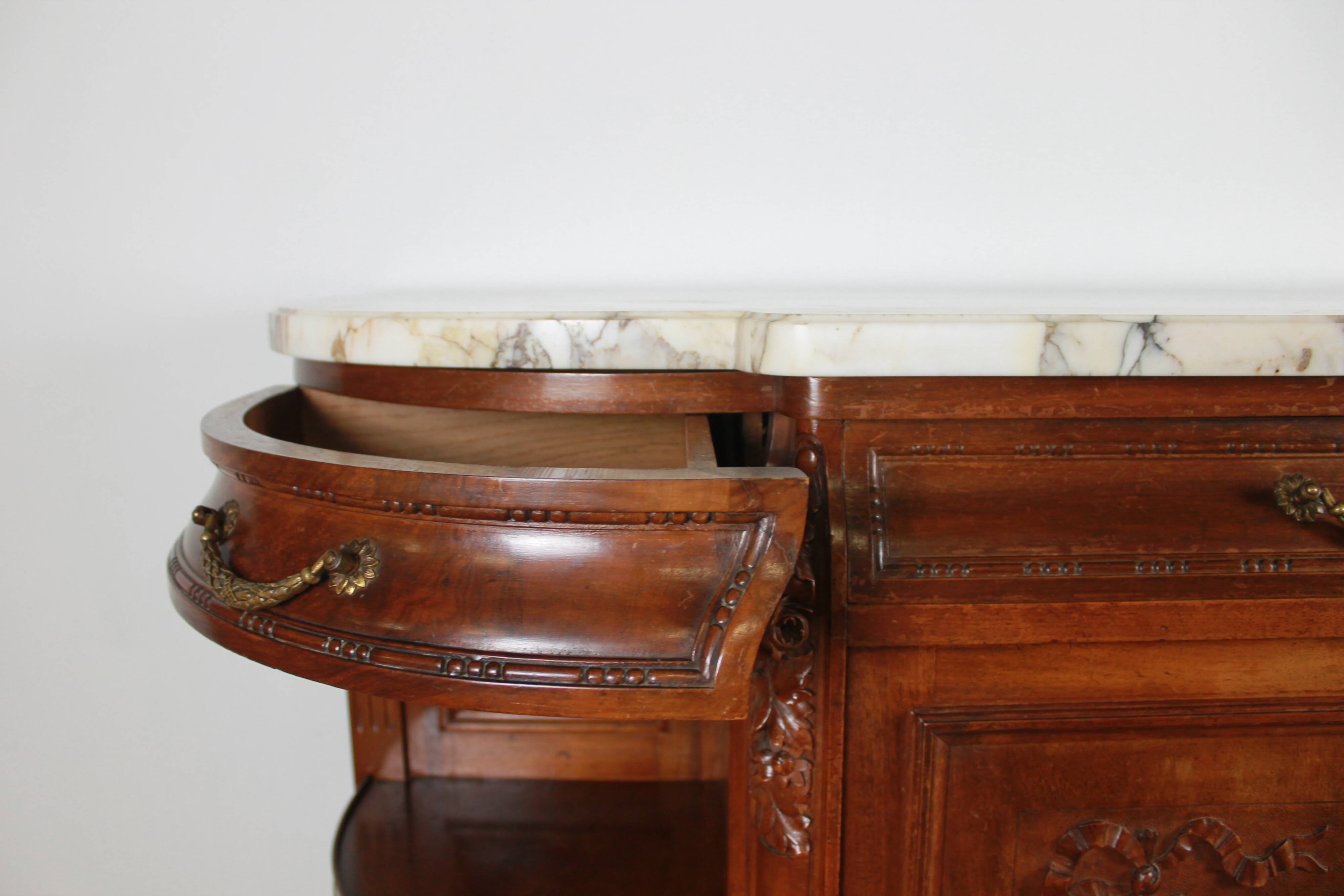 Half-moon shaped serving trolley