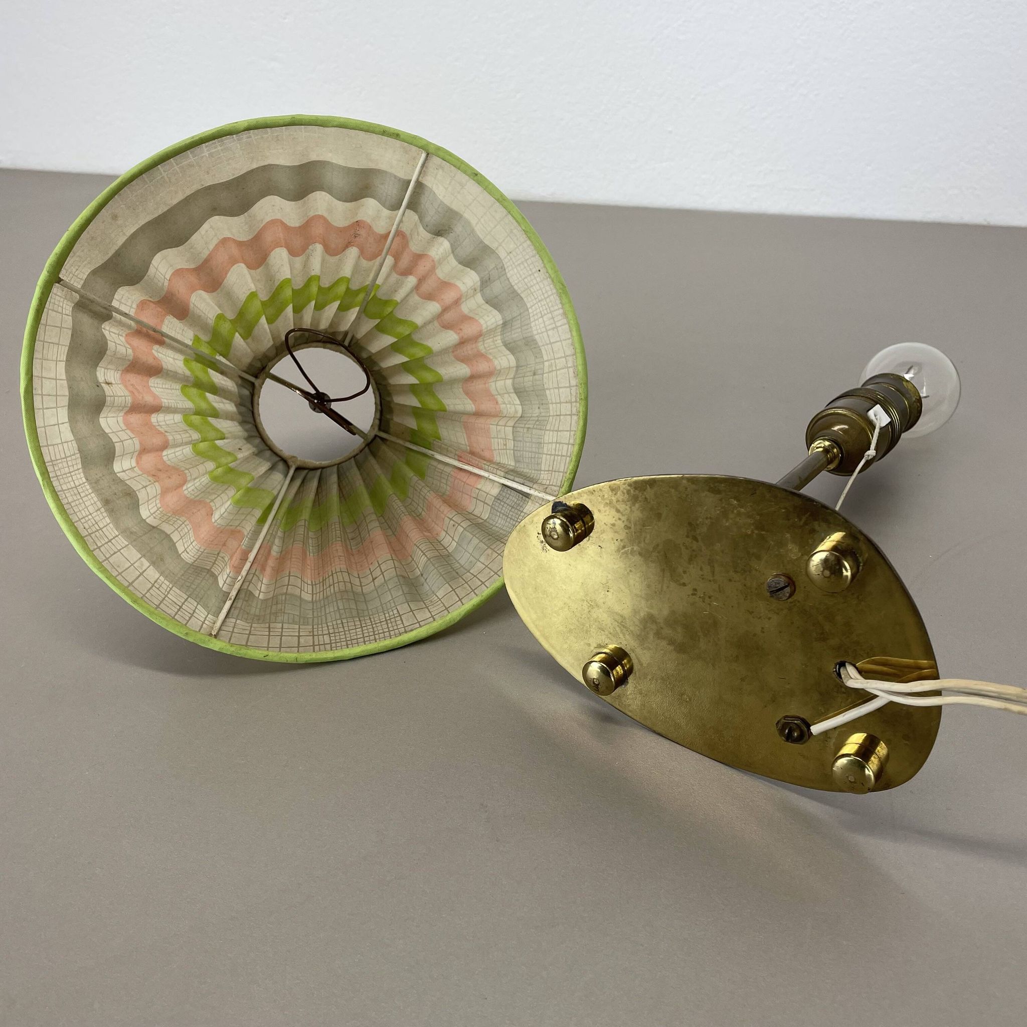 Lampe de table de 32 cm en laiton et tissu de style Kalmar, Autriche, années 1960