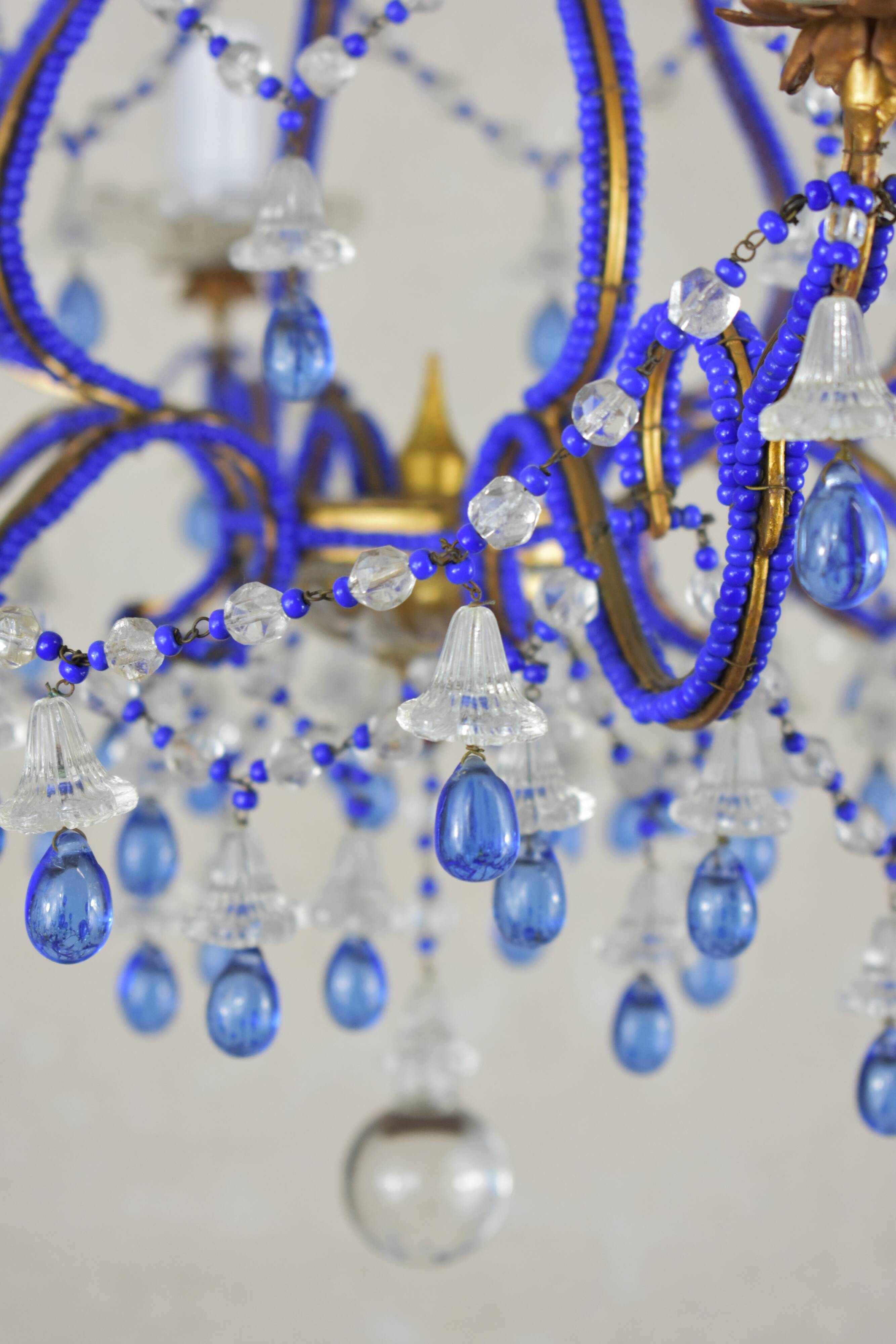 lustre bleu, fait de perles.
