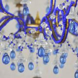 lustre bleu, fait de perles.