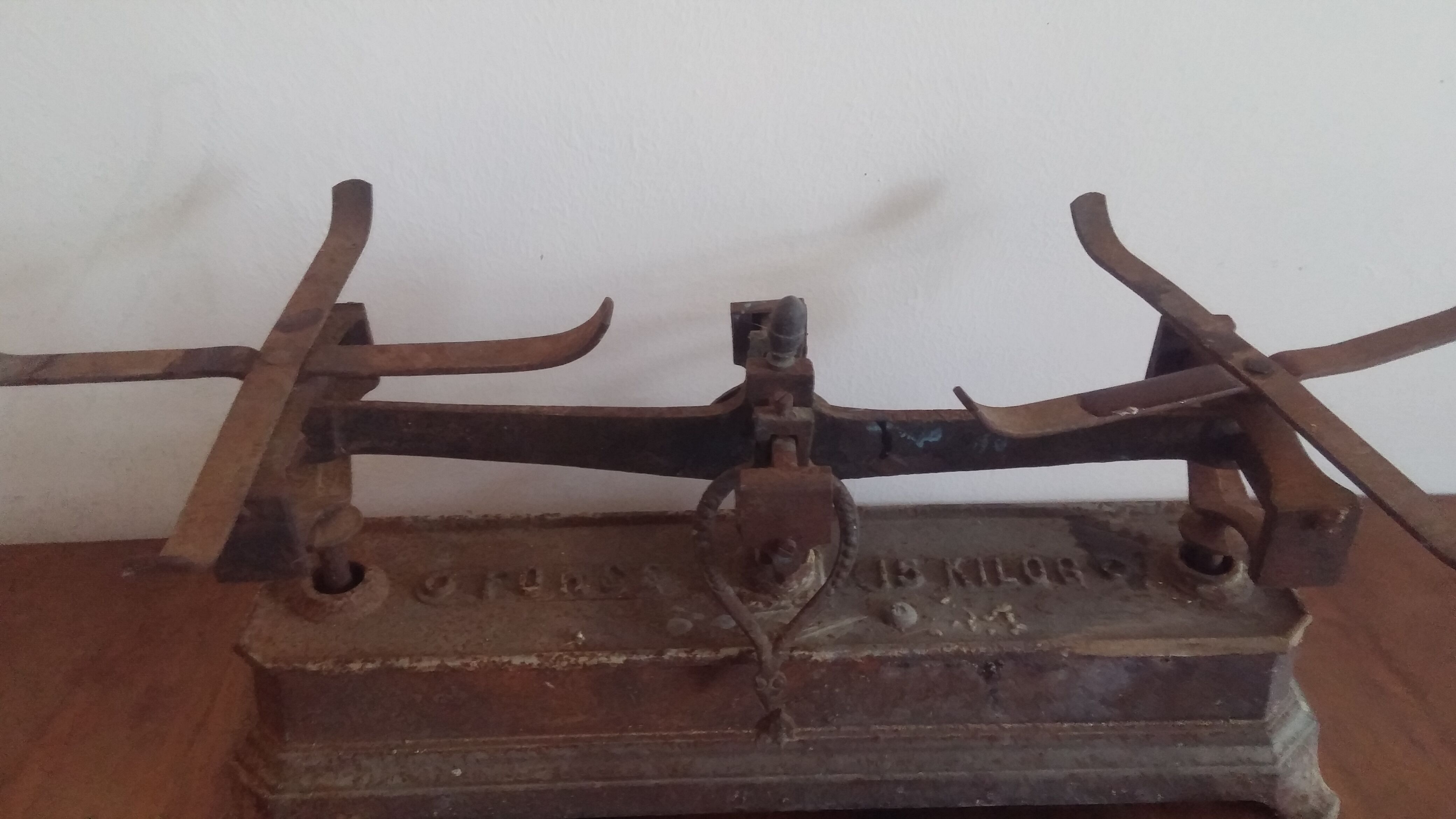 Ancienne Balance Roberval En Fonte Noire - France - Plateaux - Déco Industrielle - Pèse 1 Kg