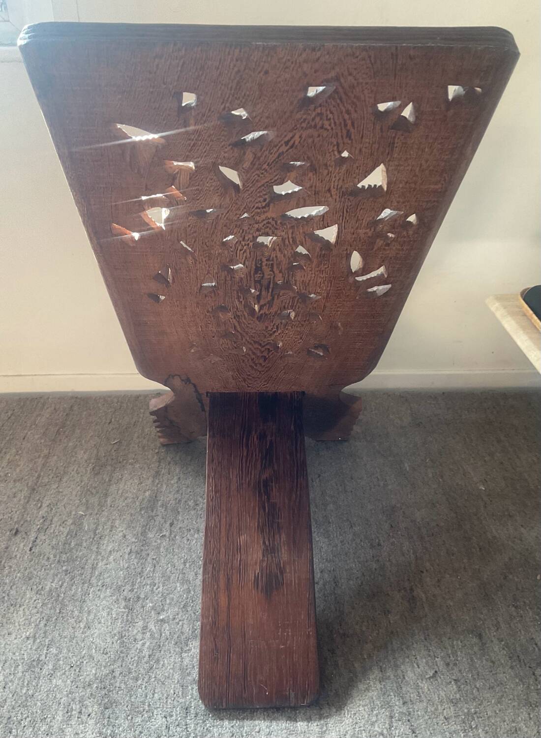 Chaise vintage à palabre en bois sculpté